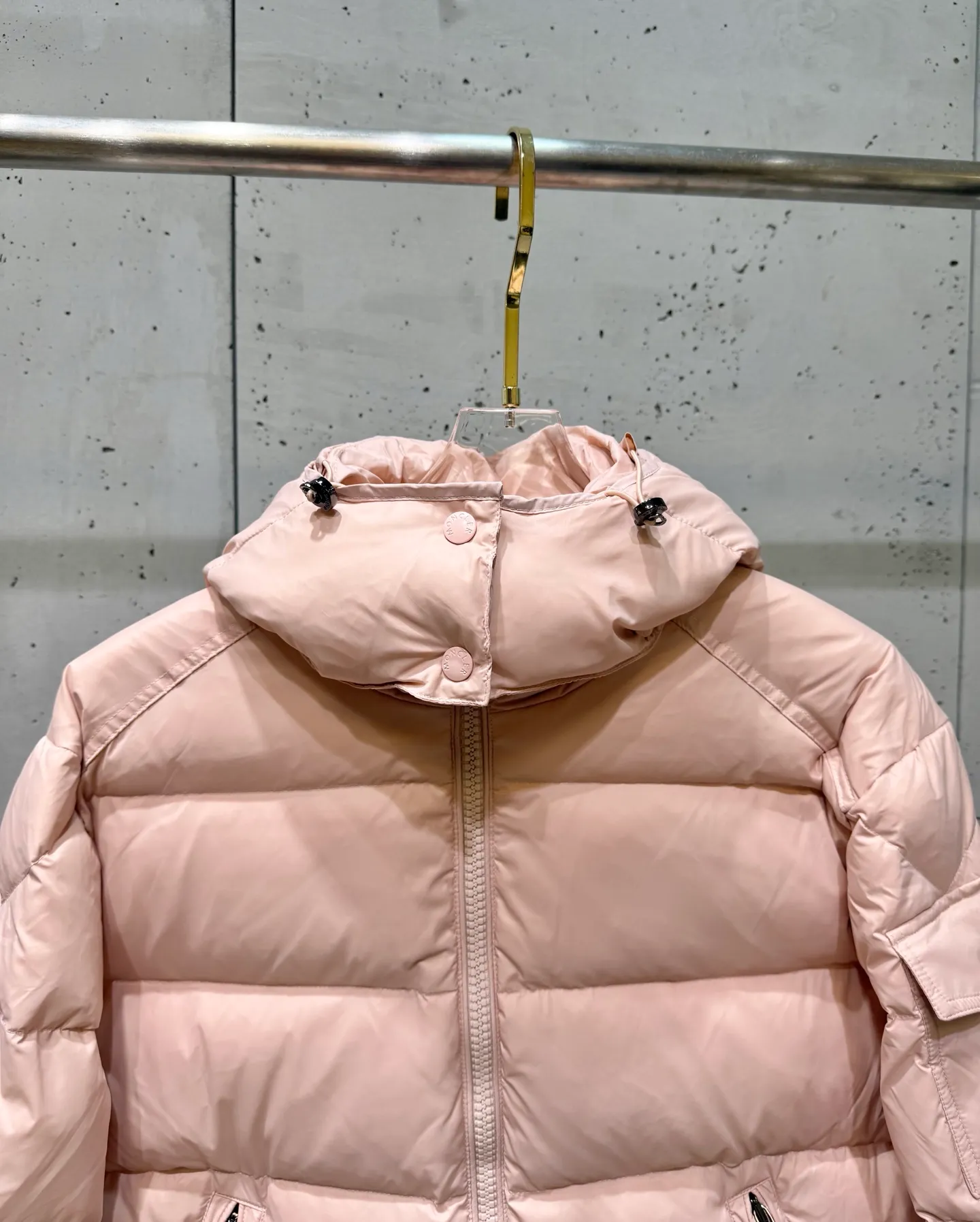 P880 Moncler Maire counter classic color. Gouache peach pink classic short style for women. (⚠️80 duck down filling, 850+ fill power) If you have seen or touched it at the counter and cannot find a version that satisfies you on the market, then you can try ours, a full set of original matching hardware. Maire women's short down is made of shiny lacquered nylon, Moncler style, it is recommended to choose one size smaller.  Maire down is Moncler's classic item, and its short design shows timeless design. Made from patented nylon in a comfortable fit, it features a removable hood and performance details for comfort and warmth. Details •Made from patented nylon •Painted nylon lining •Down filled •Detachable hood with snap buttons •Zip closure •Zip pockets •Adjustable snap cuffs Size: 0-3. Fairy Style