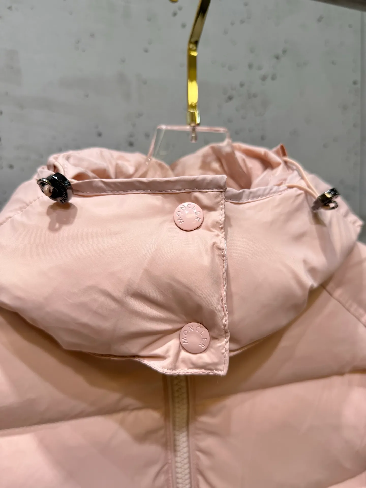 P880 Moncler Maire counter classic color. Gouache peach pink classic short style for women. (⚠️80 duck down filling, 850+ fill power) If you have seen or touched it at the counter and cannot find a version that satisfies you on the market, then you can try ours, a full set of original matching hardware. Maire women's short down is made of shiny lacquered nylon, Moncler style, it is recommended to choose one size smaller.  Maire down is Moncler's classic item, and its short design shows timeless design. Made from patented nylon in a comfortable fit, it features a removable hood and performance details for comfort and warmth. Details •Made from patented nylon •Painted nylon lining •Down filled •Detachable hood with snap buttons •Zip closure •Zip pockets •Adjustable snap cuffs Size: 0-3. Fairy Style