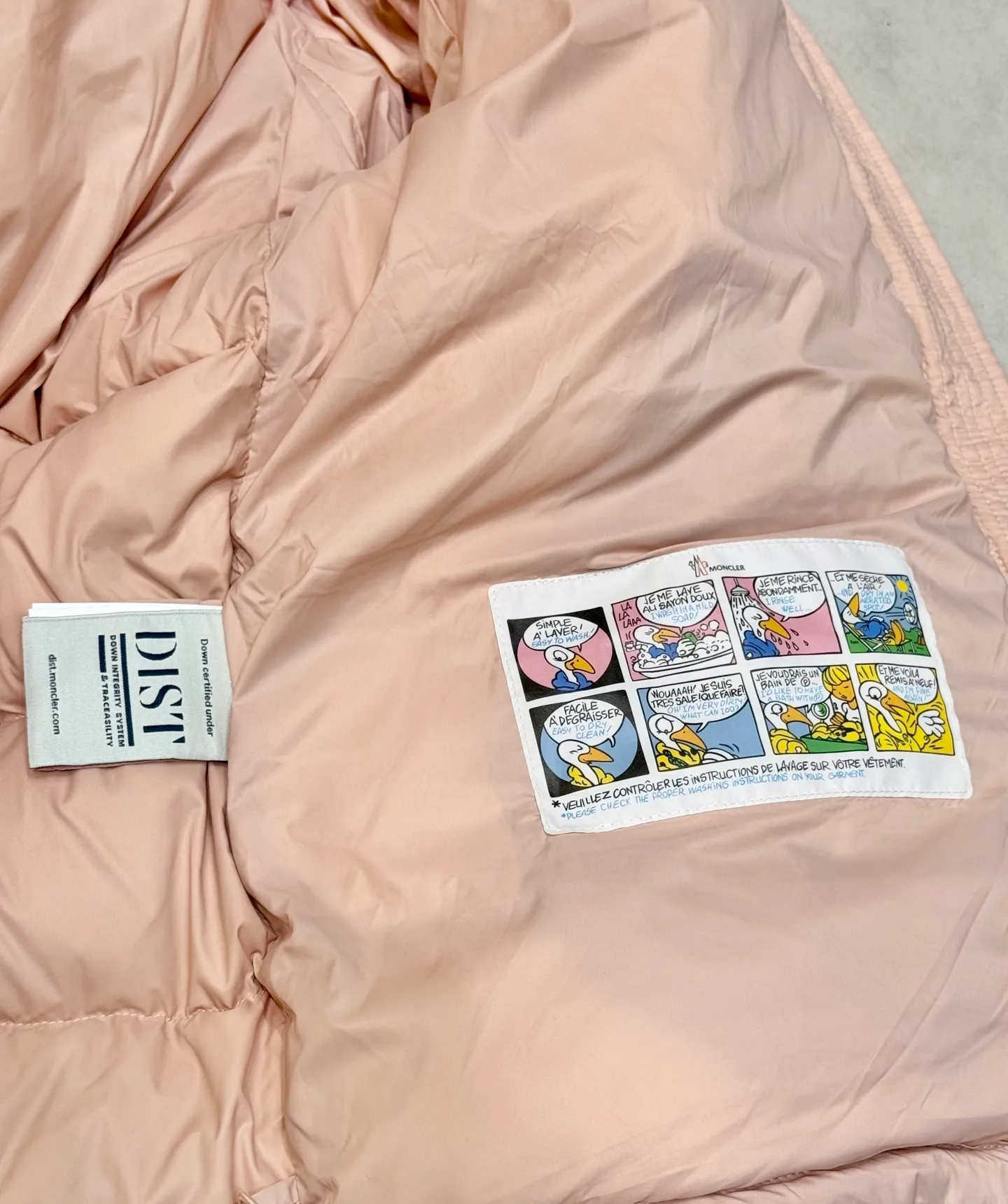 P880 Moncler Maire counter classic color. Gouache peach pink classic short style for women. (⚠️80 duck down filling, 850+ fill power) If you have seen or touched it at the counter and cannot find a version that satisfies you on the market, then you can try ours, a full set of original matching hardware. Maire women's short down is made of shiny lacquered nylon, Moncler style, it is recommended to choose one size smaller.  Maire down is Moncler's classic item, and its short design shows timeless design. Made from patented nylon in a comfortable fit, it features a removable hood and performance details for comfort and warmth. Details •Made from patented nylon •Painted nylon lining •Down filled •Detachable hood with snap buttons •Zip closure •Zip pockets •Adjustable snap cuffs Size: 0-3. Fairy Style