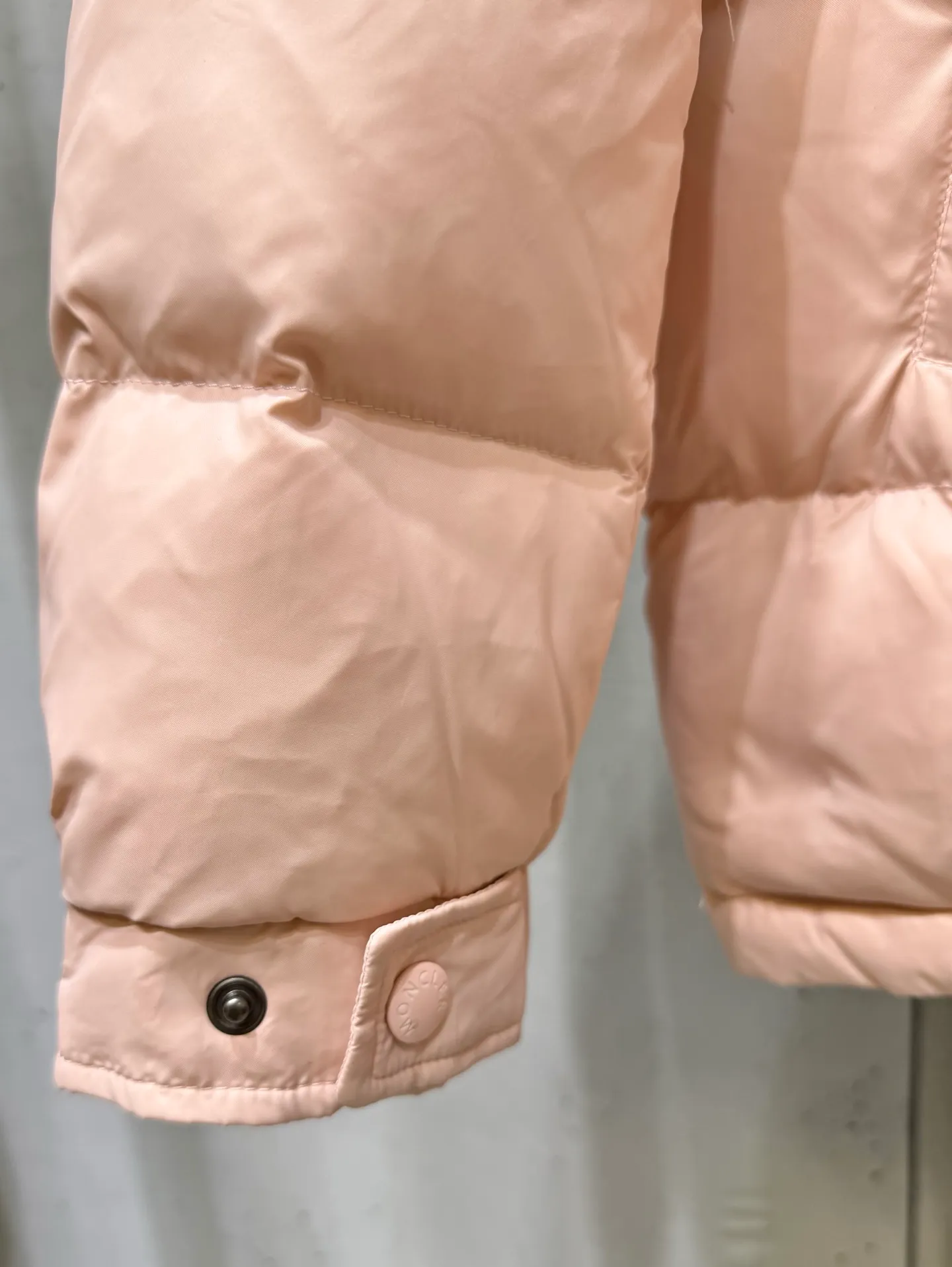 P880 Moncler Maire counter classic color. Gouache peach pink classic short style for women. (⚠️80 duck down filling, 850+ fill power) If you have seen or touched it at the counter and cannot find a version that satisfies you on the market, then you can try ours, a full set of original matching hardware. Maire women's short down is made of shiny lacquered nylon, Moncler style, it is recommended to choose one size smaller.  Maire down is Moncler's classic item, and its short design shows timeless design. Made from patented nylon in a comfortable fit, it features a removable hood and performance details for comfort and warmth. Details •Made from patented nylon •Painted nylon lining •Down filled •Detachable hood with snap buttons •Zip closure •Zip pockets •Adjustable snap cuffs Size: 0-3. Fairy Style
