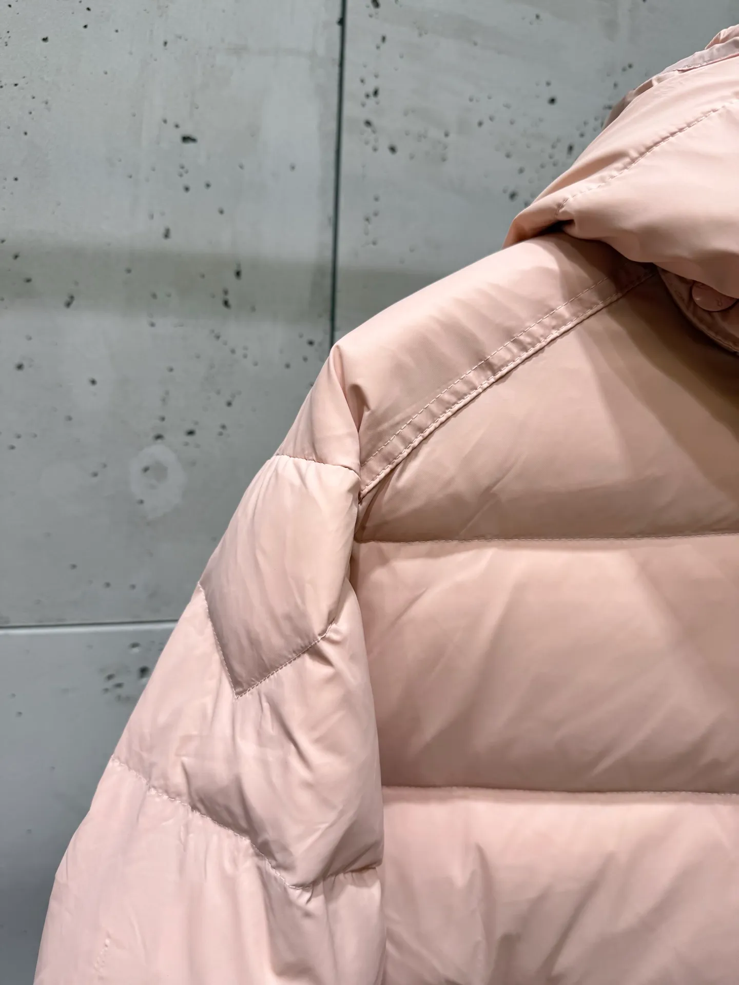 P880 Moncler Maire counter classic color. Gouache peach pink classic short style for women. (⚠️80 duck down filling, 850+ fill power) If you have seen or touched it at the counter and cannot find a version that satisfies you on the market, then you can try ours, a full set of original matching hardware. Maire women's short down is made of shiny lacquered nylon, Moncler style, it is recommended to choose one size smaller.  Maire down is Moncler's classic item, and its short design shows timeless design. Made from patented nylon in a comfortable fit, it features a removable hood and performance details for comfort and warmth. Details •Made from patented nylon •Painted nylon lining •Down filled •Detachable hood with snap buttons •Zip closure •Zip pockets •Adjustable snap cuffs Size: 0-3. Fairy Style
