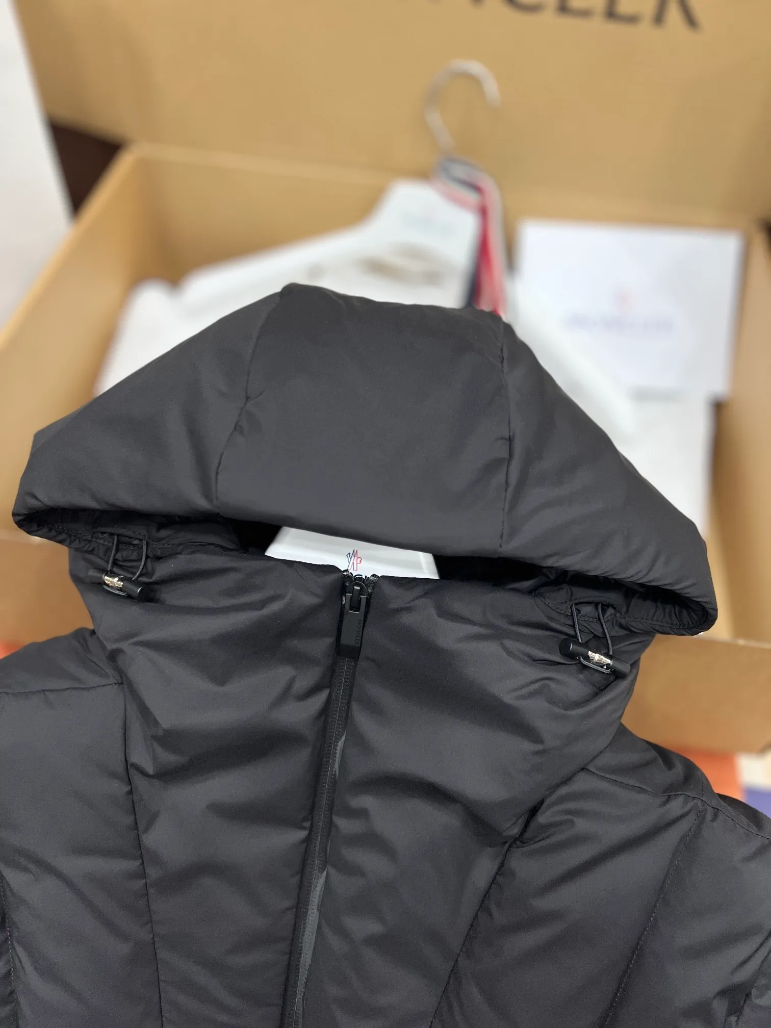 P880 exclusive top version moncler Fusain men's hooded short down jacket color black gray code number 12345