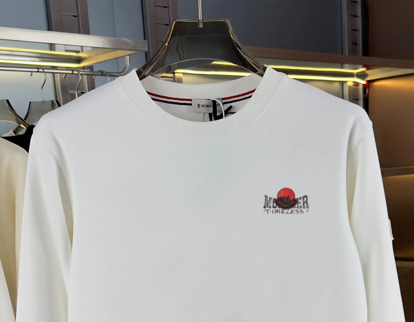 P210 high version sweatshirt) 📦With exclusive packaging📦 [Long-term ready stock] Upgraded version "Mobile phone smart sensor ~ NFC chip armband ~ Directly to the official website for anti-counterfeiting" 〖 𝐌𝐎𝐍𝐂𝐋𝐄𝐑 ~ Mouth covering〗 2025 new high quality, using 450 grams of heavyweight fabric Different from the market currency, you can mix and match everything at will and you will be handsome😎The whole clothes is made of double waistcoats. The double waistcoats make the whole dress more three-dimensional. It is not an ordinary factory that can do such fine work. 2025 autumn and winter new style, on sale at the counter, exquisite printed round neck terry sweatshirt. High-end double-ply cotton. Customized stretch ribs are dyed in the same vat. Three standards are complete. It is matched with digital printing patterns and is very breathable. Same style for men and women. Color: black, white, apricot. Size: S M L XL 2XL