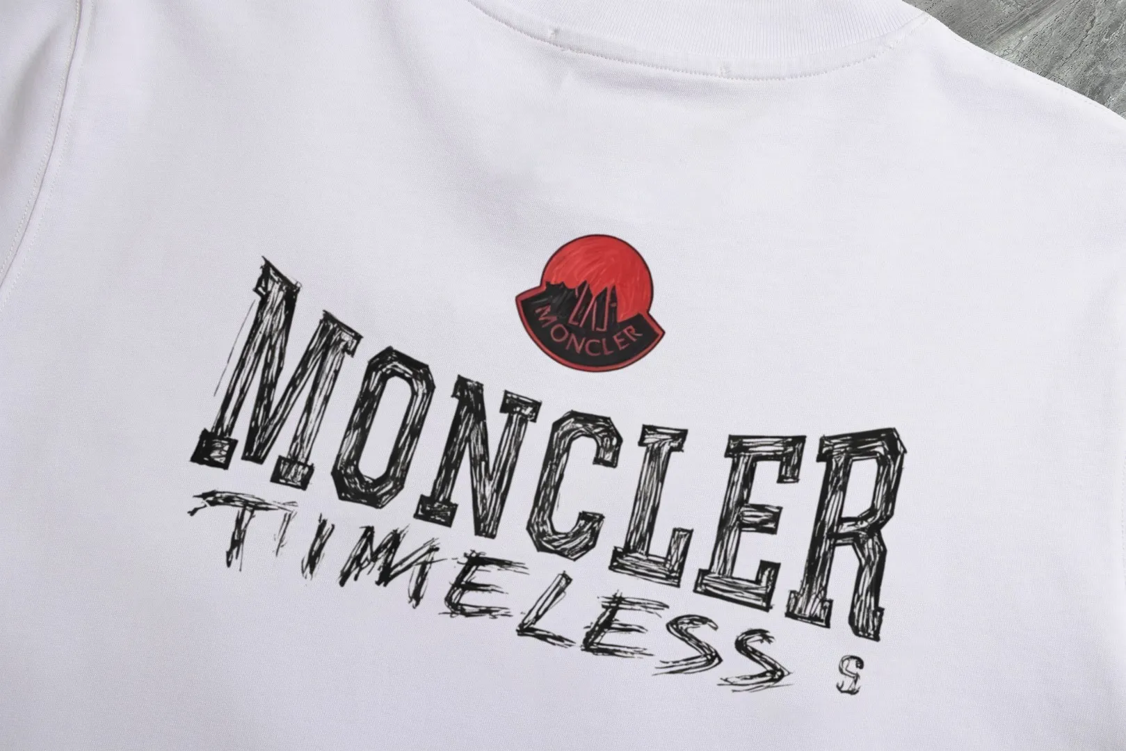 P210 high version sweatshirt) 📦With exclusive packaging📦 [Long-term ready stock] Upgraded version "Mobile phone smart sensor ~ NFC chip armband ~ Directly to the official website for anti-counterfeiting" 〖 𝐌𝐎𝐍𝐂𝐋𝐄𝐑 ~ Mouth covering〗 2025 new high quality, using 450 grams of heavyweight fabric Different from the market currency, you can mix and match everything at will and you will be handsome😎The whole clothes is made of double waistcoats. The double waistcoats make the whole dress more three-dimensional. It is not an ordinary factory that can do such fine work. 2025 autumn and winter new style, on sale at the counter, exquisite printed round neck terry sweatshirt. High-end double-ply cotton. Customized stretch ribs are dyed in the same vat. Three standards are complete. It is matched with digital printing patterns and is very breathable. Same style for men and women. Color: black, white, apricot. Size: S M L XL 2XL