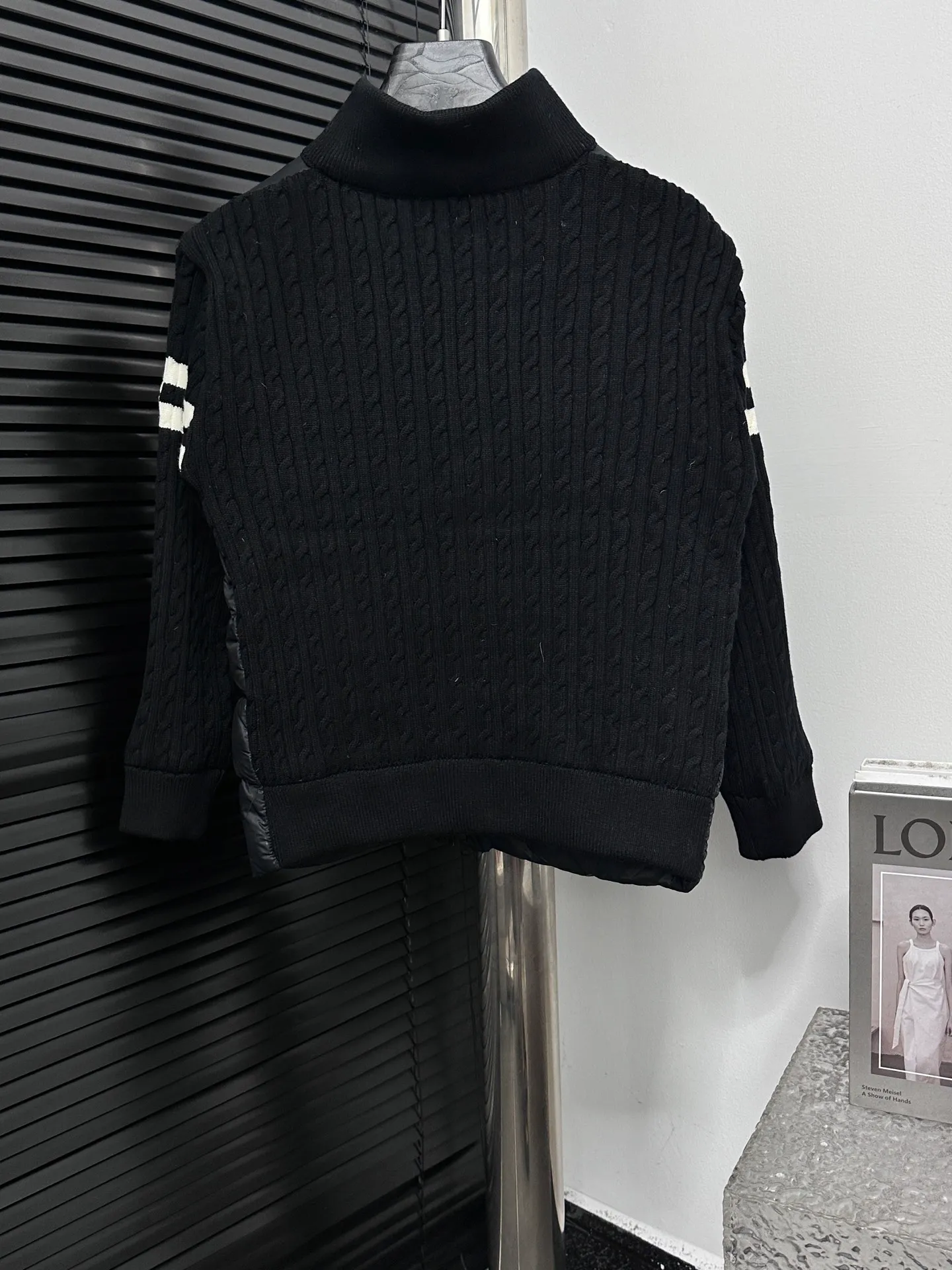P680 [Moncler] Hooded down and wool knitted down jacket This cardigan is made of wool and cashmere fabrics and filled with warm down. The zippered silhouette and knitted turtleneck add extra protection from the elements. Lightweight knitted piece trimmed with soft leather. Size: 1 2 3 4 5