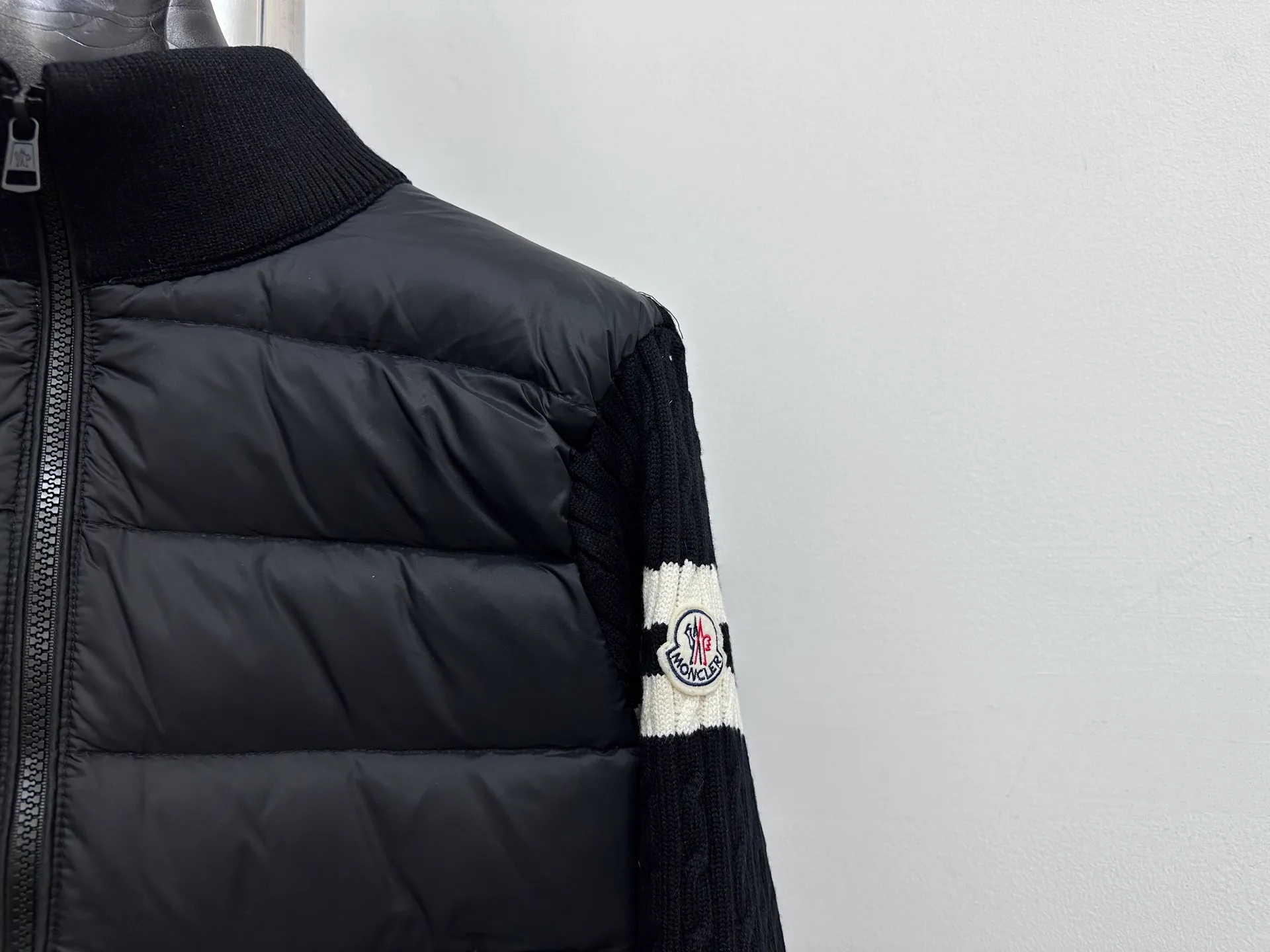 P680 [Moncler] Hooded down and wool knitted down jacket This cardigan is made of wool and cashmere fabrics and filled with warm down. The zippered silhouette and knitted turtleneck add extra protection from the elements. Lightweight knitted piece trimmed with soft leather. Size: 1 2 3 4 5