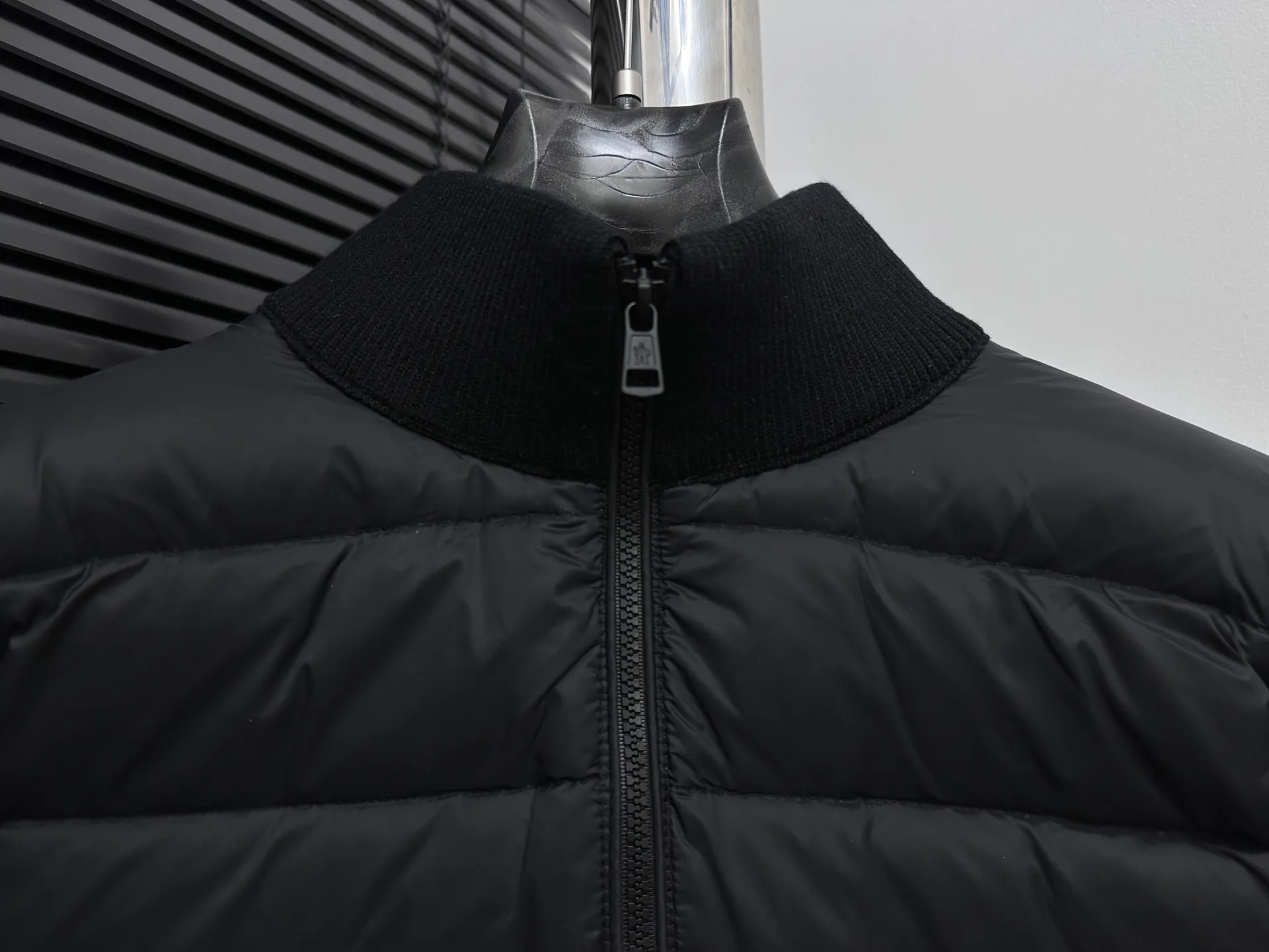 P680 [Moncler] Hooded down and wool knitted down jacket This cardigan is made of wool and cashmere fabrics and filled with warm down. The zippered silhouette and knitted turtleneck add extra protection from the elements. Lightweight knitted piece trimmed with soft leather. Size: 1 2 3 4 5