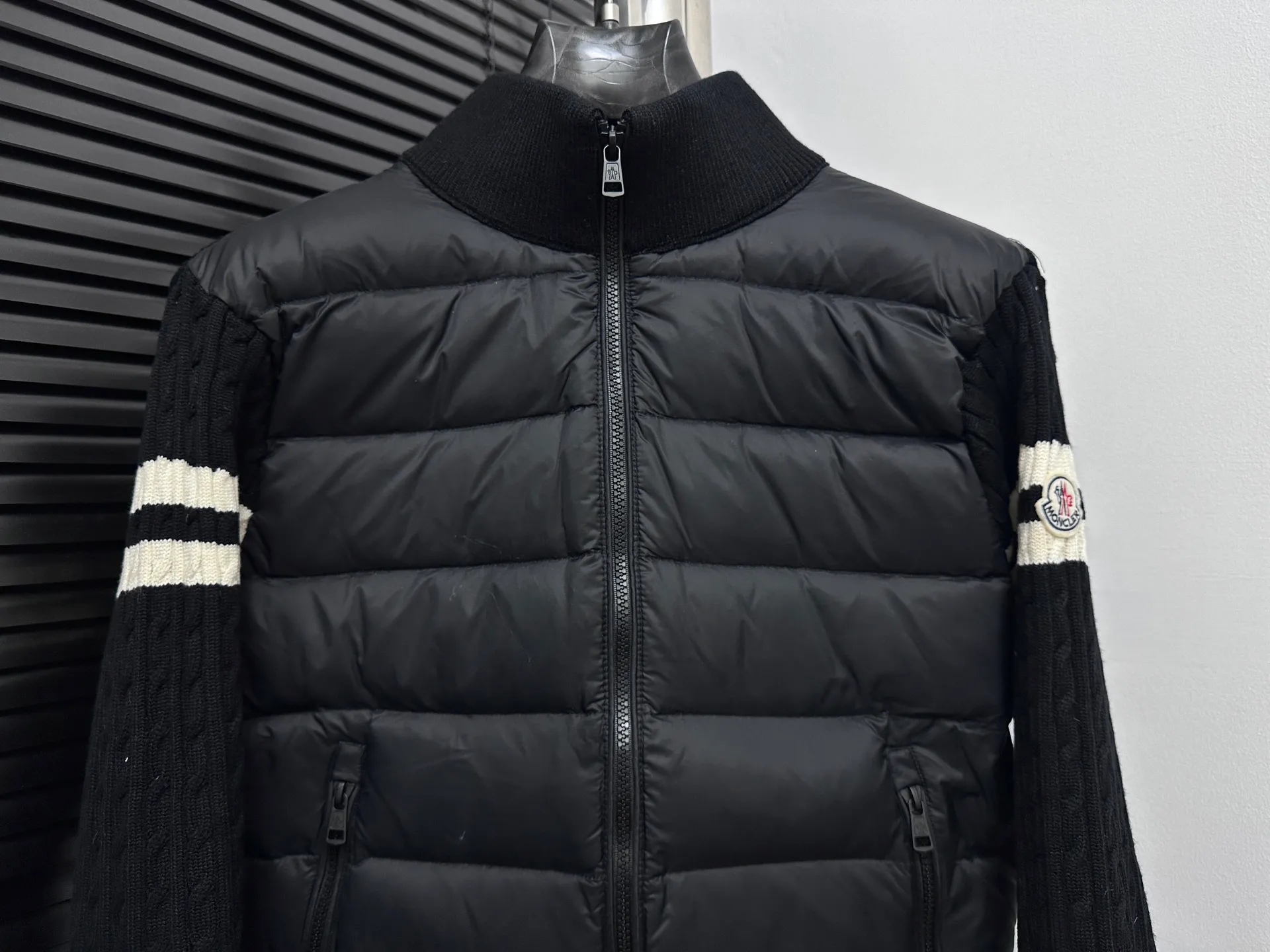 P680 [Moncler] Hooded down and wool knitted down jacket This cardigan is made of wool and cashmere fabrics and filled with warm down. The zippered silhouette and knitted turtleneck add extra protection from the elements. Lightweight knitted piece trimmed with soft leather. Size: 1 2 3 4 5