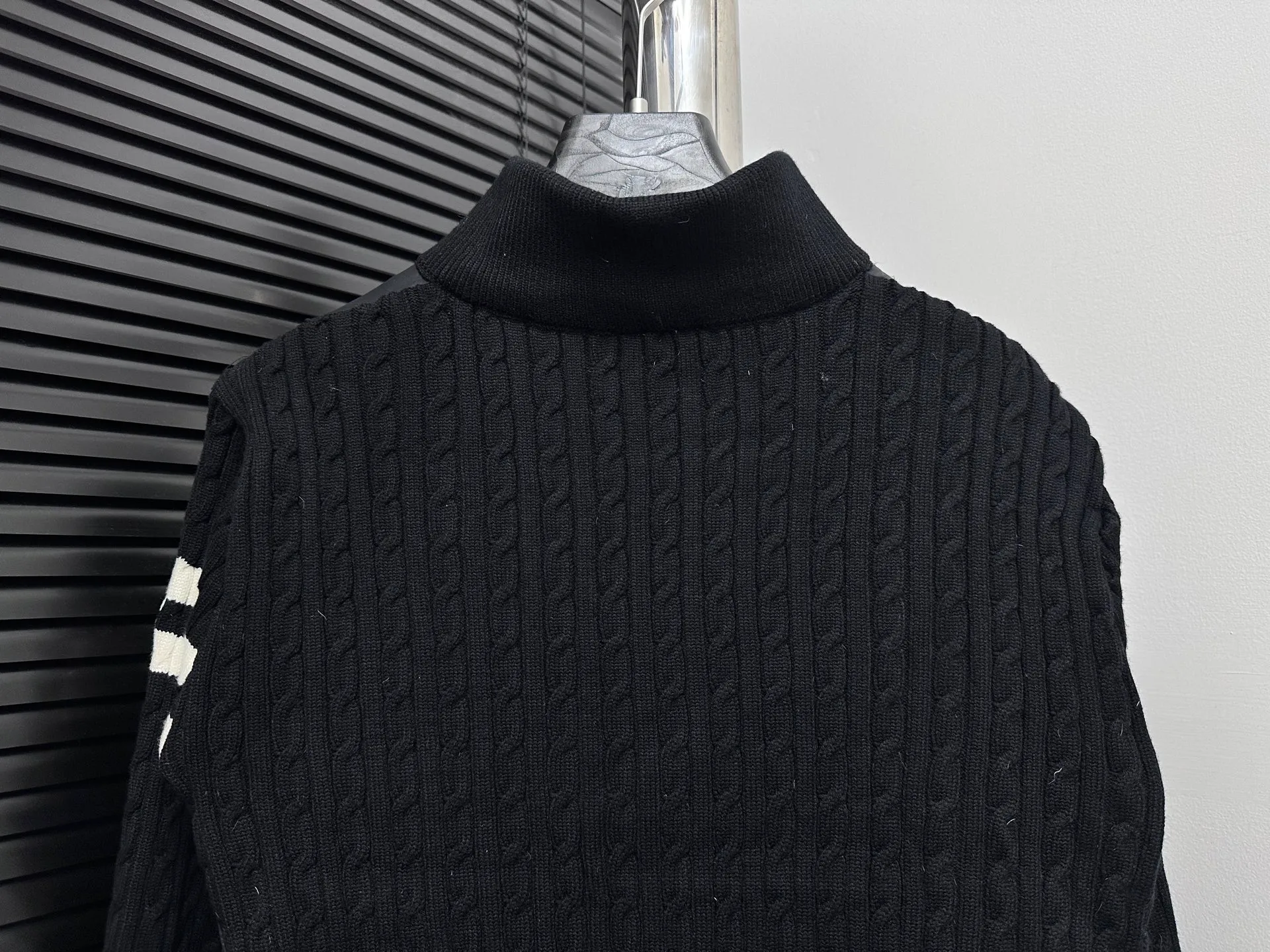 P680 [Moncler] Hooded down and wool knitted down jacket This cardigan is made of wool and cashmere fabrics and filled with warm down. The zippered silhouette and knitted turtleneck add extra protection from the elements. Lightweight knitted piece trimmed with soft leather. Size: 1 2 3 4 5