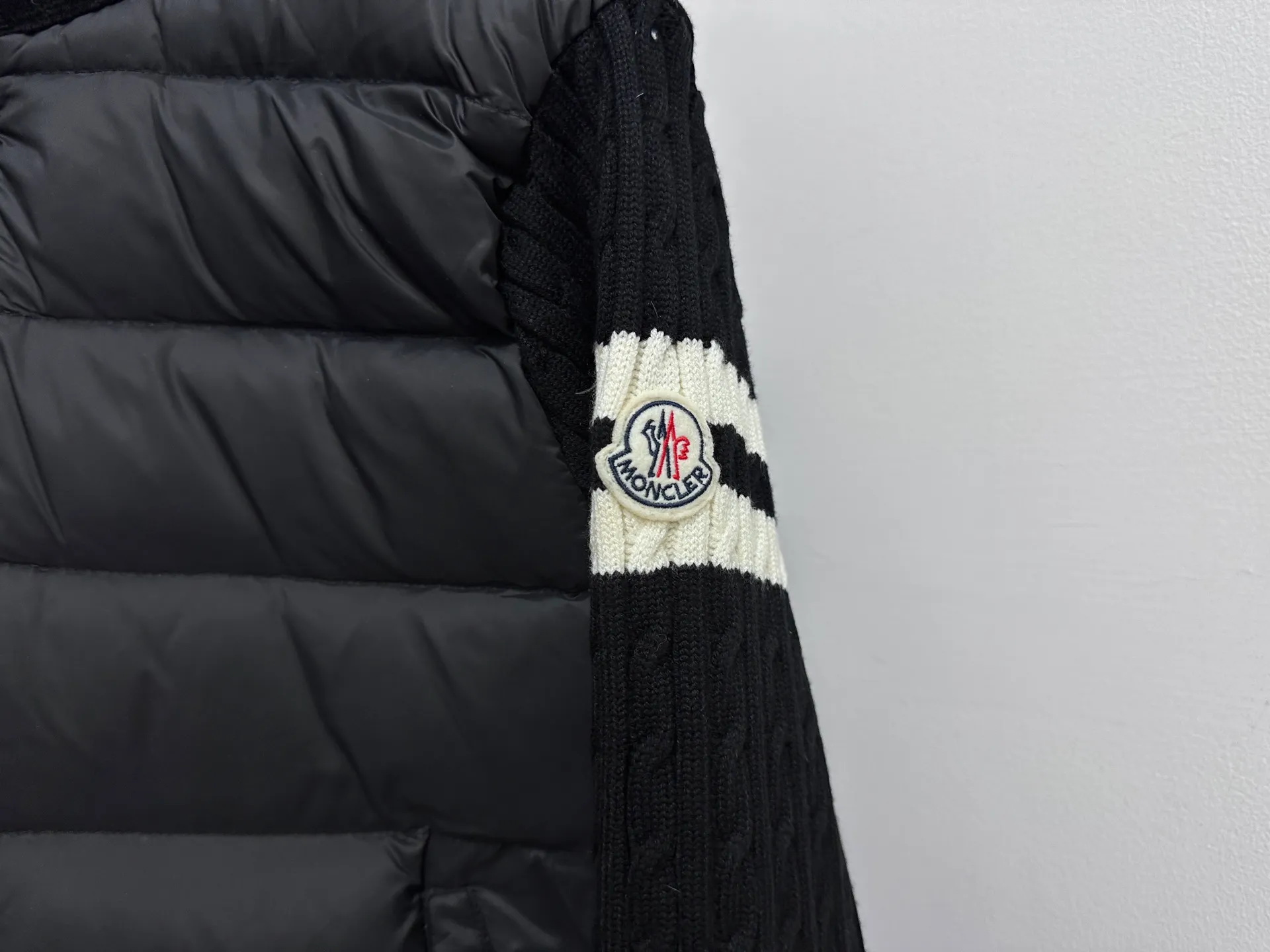 P680 [Moncler] Hooded down and wool knitted down jacket This cardigan is made of wool and cashmere fabrics and filled with warm down. The zippered silhouette and knitted turtleneck add extra protection from the elements. Lightweight knitted piece trimmed with soft leather. Size: 1 2 3 4 5