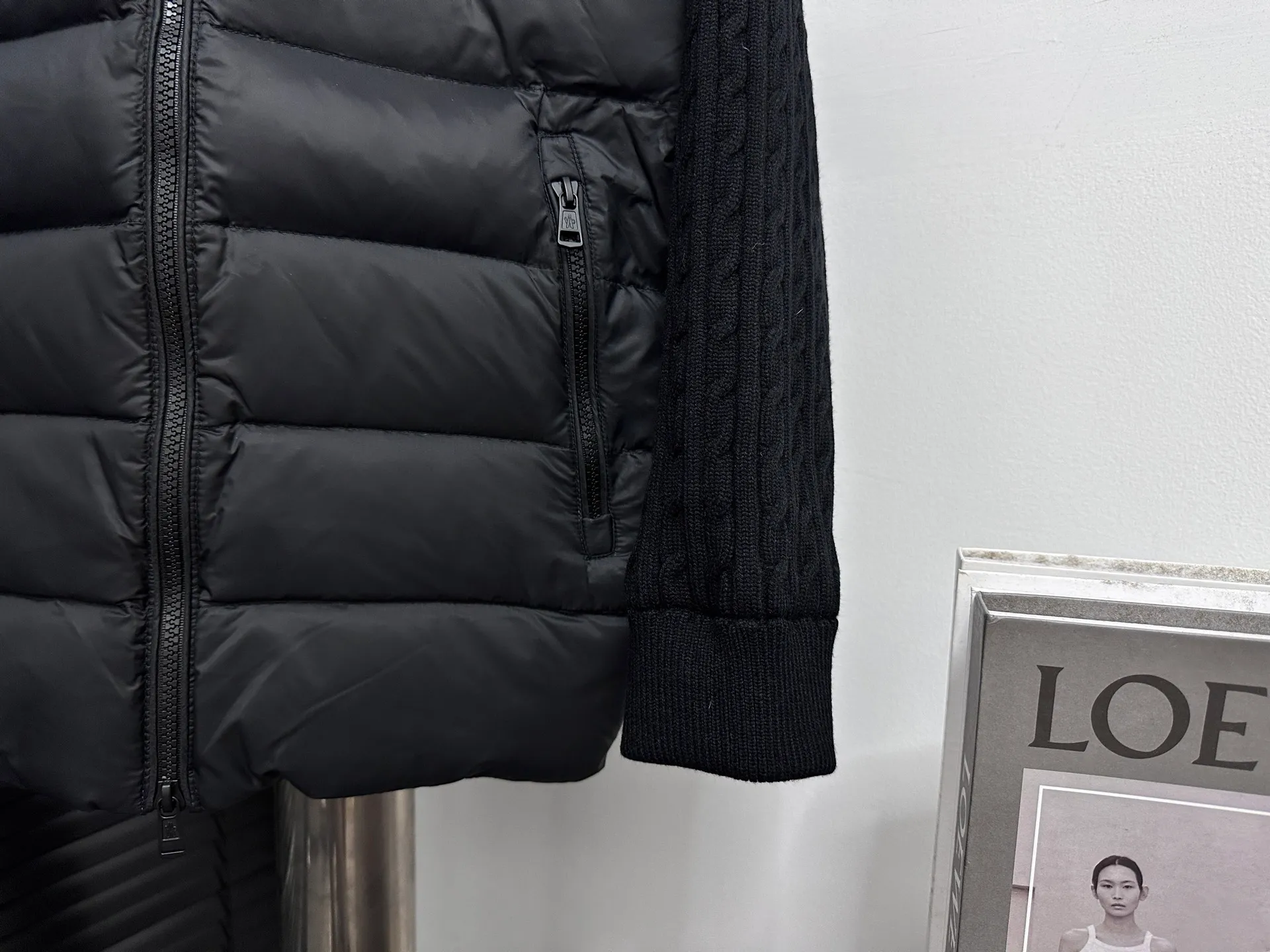P680 [Moncler] Hooded down and wool knitted down jacket This cardigan is made of wool and cashmere fabrics and filled with warm down. The zippered silhouette and knitted turtleneck add extra protection from the elements. Lightweight knitted piece trimmed with soft leather. Size: 1 2 3 4 5