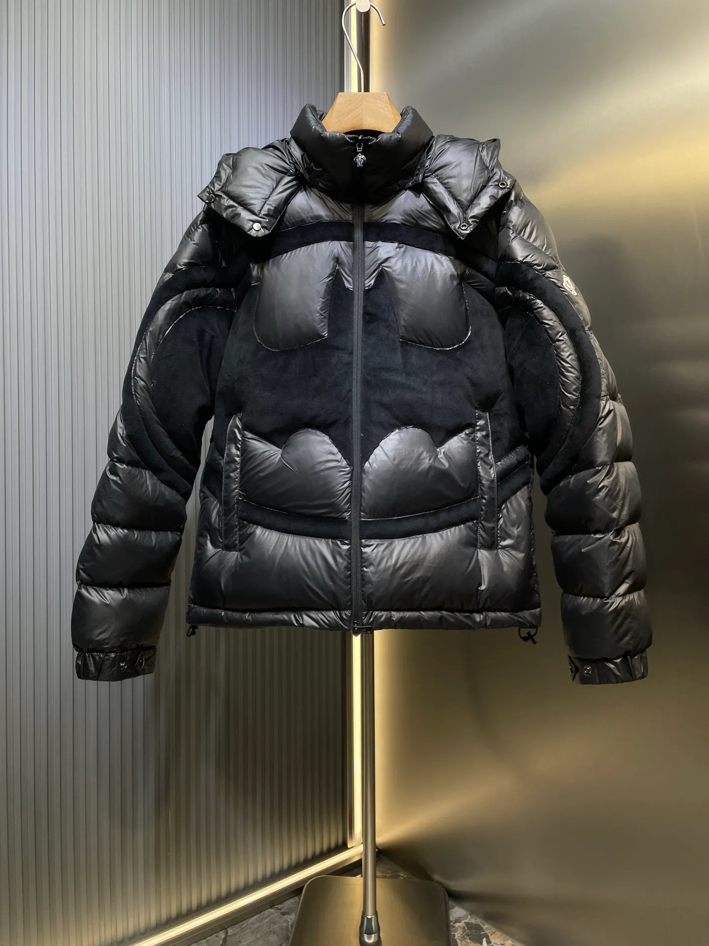 P1310 Moncler 🌟Batman Logo Down Jacket Customized high-grade carbon black coated windbreaker fabric with ink rhyme Customized Korean-yun flowing velvet knitted fabric Made of 400D calendered bile fabric National standard 95 white duck down (testing welcome) Full of down content, full of warmth, light and fluffy, ingeniously created a joint series, decorated with the Batman logo on the front, inspired by this famous superhero, highly recognizable The iconic Moncler embroidered logo appears on the sleeves, highlighting the brand's style and paying tribute to the classics. It is also an interpretation of modern fashion. It tightly locks in body temperature and enjoys warmth and comfort. It becomes the most intimate companion in winter. Process 1: Computer laser burning cutting uses high-energy laser beams to instantly melt the fabric fibers at high temperatures. Precise cutting and engraving on the fabric according to the original pattern. The edges are flat to achieve seamless splicing. It effectively prevents the penetration of cold wind and improves the warmth retention performance of the down jacket. Process 2: Computer mechanical down filling. First, make the liner paper pattern to determine the down filling area and determine the gram weight of down per square meter according to the original three-dimensional effect, thereby calculating the filling amount of each cut piece. The computer down filling machine uses a digital weighing unit to achieve stable measurement. Process 3: Computer template machine line running. The computer template machine line line process shows extremely high neatness and smoothness. The craftsman accurately controls the size during the operation to ensure that each row line meets the design requirements. The lines of the entire template are smooth and unified, neat and beautiful. Paving materials: Customized 1:1 Moncler buckle Customized 1:1 Moncler zipper piece Customized 1:1 Moncler adjustment buckle Customized 1:1 Moncler pendant Customized 1:1 Moncler machine eye Customized 1:1 Moncler embroidered logo Customized 1:1 Moncler trademark Function: Detachable and adjustable hood. Match as you like Size: 1 code 2 codes 3 codes 4 codes Style number: 24064-F20