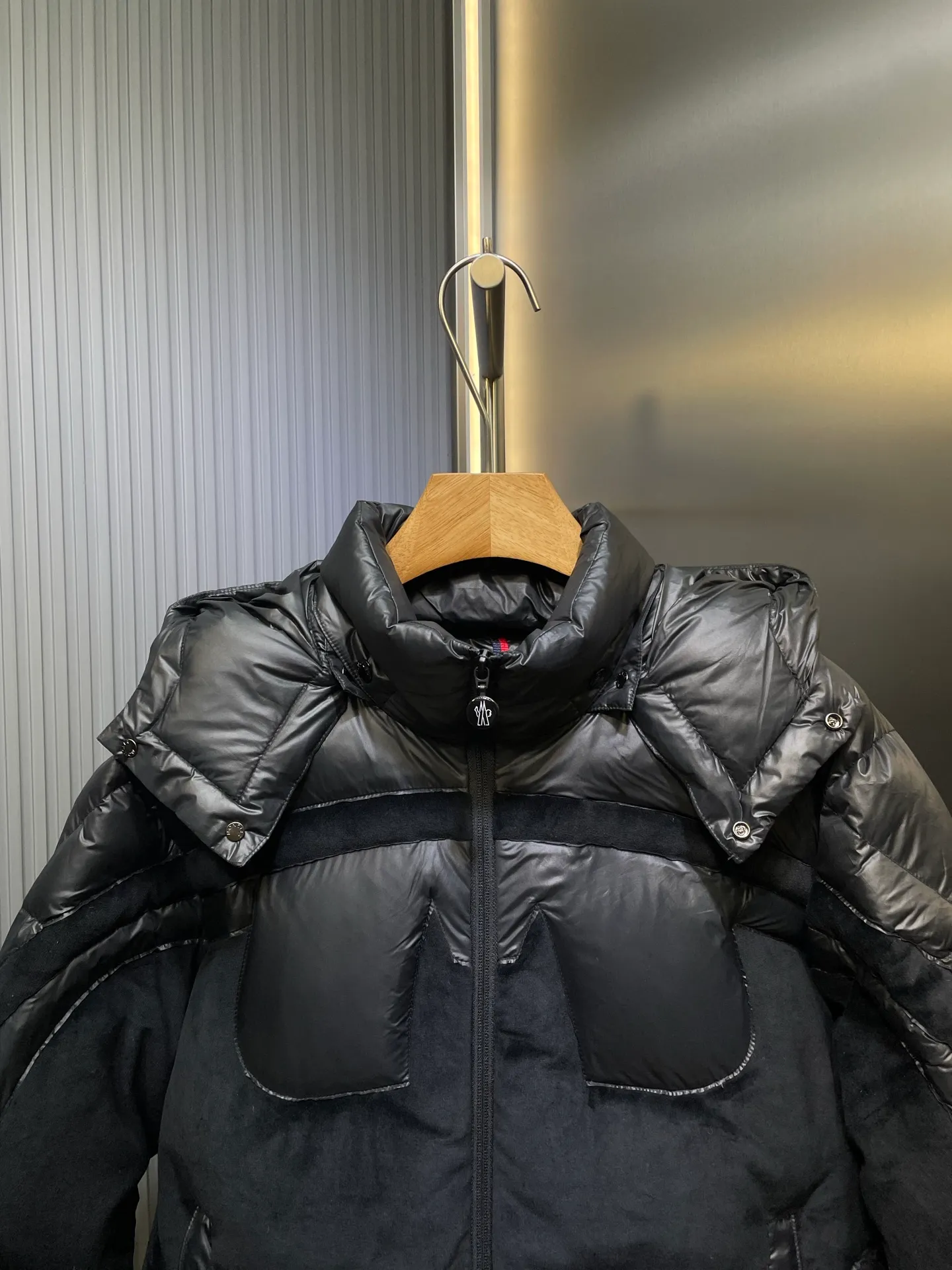 P1310 Moncler 🌟Batman Logo Down Jacket Customized high-grade carbon black coated windbreaker fabric with ink rhyme Customized Korean-yun flowing velvet knitted fabric Made of 400D calendered bile fabric National standard 95 white duck down (testing welcome) Full of down content, full of warmth, light and fluffy, ingeniously created a joint series, decorated with the Batman logo on the front, inspired by this famous superhero, highly recognizable The iconic Moncler embroidered logo appears on the sleeves, highlighting the brand's style and paying tribute to the classics. It is also an interpretation of modern fashion. It tightly locks in body temperature and enjoys warmth and comfort. It becomes the most intimate companion in winter. Process 1: Computer laser burning cutting uses high-energy laser beams to instantly melt the fabric fibers at high temperatures. Precise cutting and engraving on the fabric according to the original pattern. The edges are flat to achieve seamless splicing. It effectively prevents the penetration of cold wind and improves the warmth retention performance of the down jacket. Process 2: Computer mechanical down filling. First, make the liner paper pattern to determine the down filling area and determine the gram weight of down per square meter according to the original three-dimensional effect, thereby calculating the filling amount of each cut piece. The computer down filling machine uses a digital weighing unit to achieve stable measurement. Process 3: Computer template machine line running. The computer template machine line line process shows extremely high neatness and smoothness. The craftsman accurately controls the size during the operation to ensure that each row line meets the design requirements. The lines of the entire template are smooth and unified, neat and beautiful. Paving materials: Customized 1:1 Moncler buckle Customized 1:1 Moncler zipper piece Customized 1:1 Moncler adjustment buckle Customized 1:1 Moncler pendant Customized 1:1 Moncler machine eye Customized 1:1 Moncler embroidered logo Customized 1:1 Moncler trademark Function: Detachable and adjustable hood. Match as you like Size: 1 code 2 codes 3 codes 4 codes Style number: 24064-F20