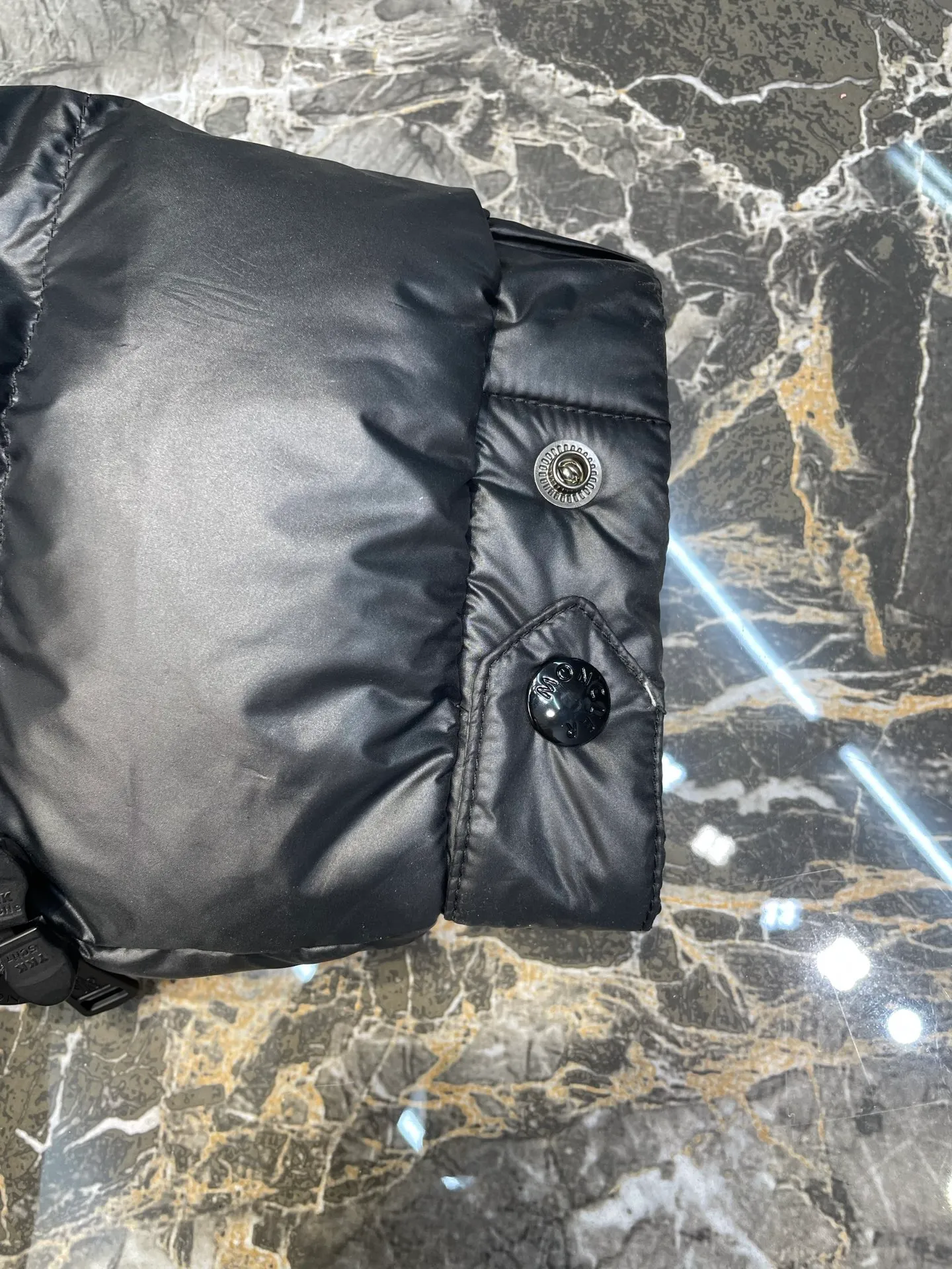 P1310 Moncler 🌟Batman Logo Down Jacket Customized high-grade carbon black coated windbreaker fabric with ink rhyme Customized Korean-yun flowing velvet knitted fabric Made of 400D calendered bile fabric National standard 95 white duck down (testing welcome) Full of down content, full of warmth, light and fluffy, ingeniously created a joint series, decorated with the Batman logo on the front, inspired by this famous superhero, highly recognizable The iconic Moncler embroidered logo appears on the sleeves, highlighting the brand's style and paying tribute to the classics. It is also an interpretation of modern fashion. It tightly locks in body temperature and enjoys warmth and comfort. It becomes the most intimate companion in winter. Process 1: Computer laser burning cutting uses high-energy laser beams to instantly melt the fabric fibers at high temperatures. Precise cutting and engraving on the fabric according to the original pattern. The edges are flat to achieve seamless splicing. It effectively prevents the penetration of cold wind and improves the warmth retention performance of the down jacket. Process 2: Computer mechanical down filling. First, make the liner paper pattern to determine the down filling area and determine the gram weight of down per square meter according to the original three-dimensional effect, thereby calculating the filling amount of each cut piece. The computer down filling machine uses a digital weighing unit to achieve stable measurement. Process 3: Computer template machine line running. The computer template machine line line process shows extremely high neatness and smoothness. The craftsman accurately controls the size during the operation to ensure that each row line meets the design requirements. The lines of the entire template are smooth and unified, neat and beautiful. Paving materials: Customized 1:1 Moncler buckle Customized 1:1 Moncler zipper piece Customized 1:1 Moncler adjustment buckle Customized 1:1 Moncler pendant Customized 1:1 Moncler machine eye Customized 1:1 Moncler embroidered logo Customized 1:1 Moncler trademark Function: Detachable and adjustable hood. Match as you like Size: 1 code 2 codes 3 codes 4 codes Style number: 24064-F20