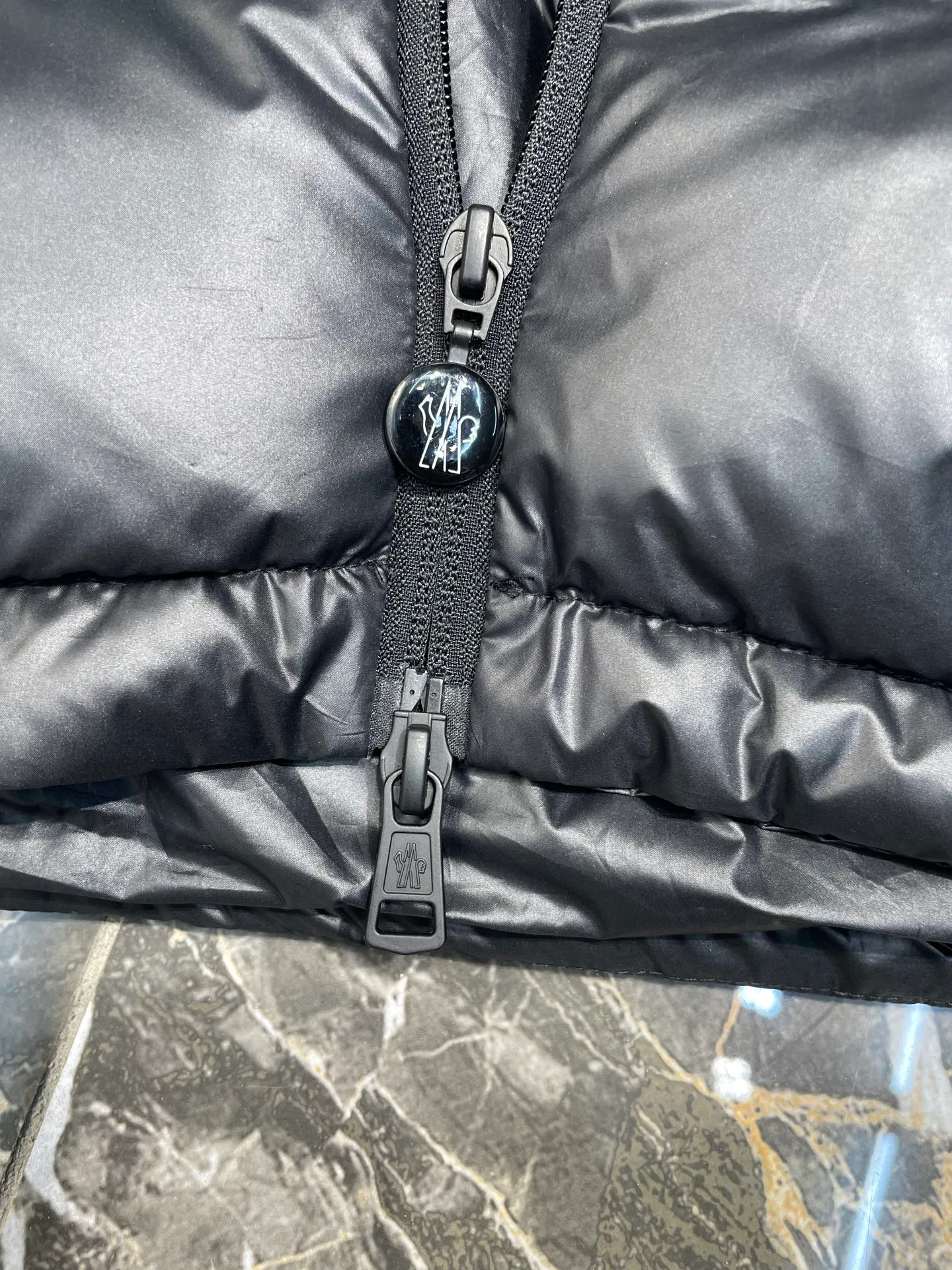 P1310 Moncler 🌟Batman Logo Down Jacket Customized high-grade carbon black coated windbreaker fabric with ink rhyme Customized Korean-yun flowing velvet knitted fabric Made of 400D calendered bile fabric National standard 95 white duck down (testing welcome) Full of down content, full of warmth, light and fluffy, ingeniously created a joint series, decorated with the Batman logo on the front, inspired by this famous superhero, highly recognizable The iconic Moncler embroidered logo appears on the sleeves, highlighting the brand's style and paying tribute to the classics. It is also an interpretation of modern fashion. It tightly locks in body temperature and enjoys warmth and comfort. It becomes the most intimate companion in winter. Process 1: Computer laser burning cutting uses high-energy laser beams to instantly melt the fabric fibers at high temperatures. Precise cutting and engraving on the fabric according to the original pattern. The edges are flat to achieve seamless splicing. It effectively prevents the penetration of cold wind and improves the warmth retention performance of the down jacket. Process 2: Computer mechanical down filling. First, make the liner paper pattern to determine the down filling area and determine the gram weight of down per square meter according to the original three-dimensional effect, thereby calculating the filling amount of each cut piece. The computer down filling machine uses a digital weighing unit to achieve stable measurement. Process 3: Computer template machine line running. The computer template machine line line process shows extremely high neatness and smoothness. The craftsman accurately controls the size during the operation to ensure that each row line meets the design requirements. The lines of the entire template are smooth and unified, neat and beautiful. Paving materials: Customized 1:1 Moncler buckle Customized 1:1 Moncler zipper piece Customized 1:1 Moncler adjustment buckle Customized 1:1 Moncler pendant Customized 1:1 Moncler machine eye Customized 1:1 Moncler embroidered logo Customized 1:1 Moncler trademark Function: Detachable and adjustable hood. Match as you like Size: 1 code 2 codes 3 codes 4 codes Style number: 24064-F20