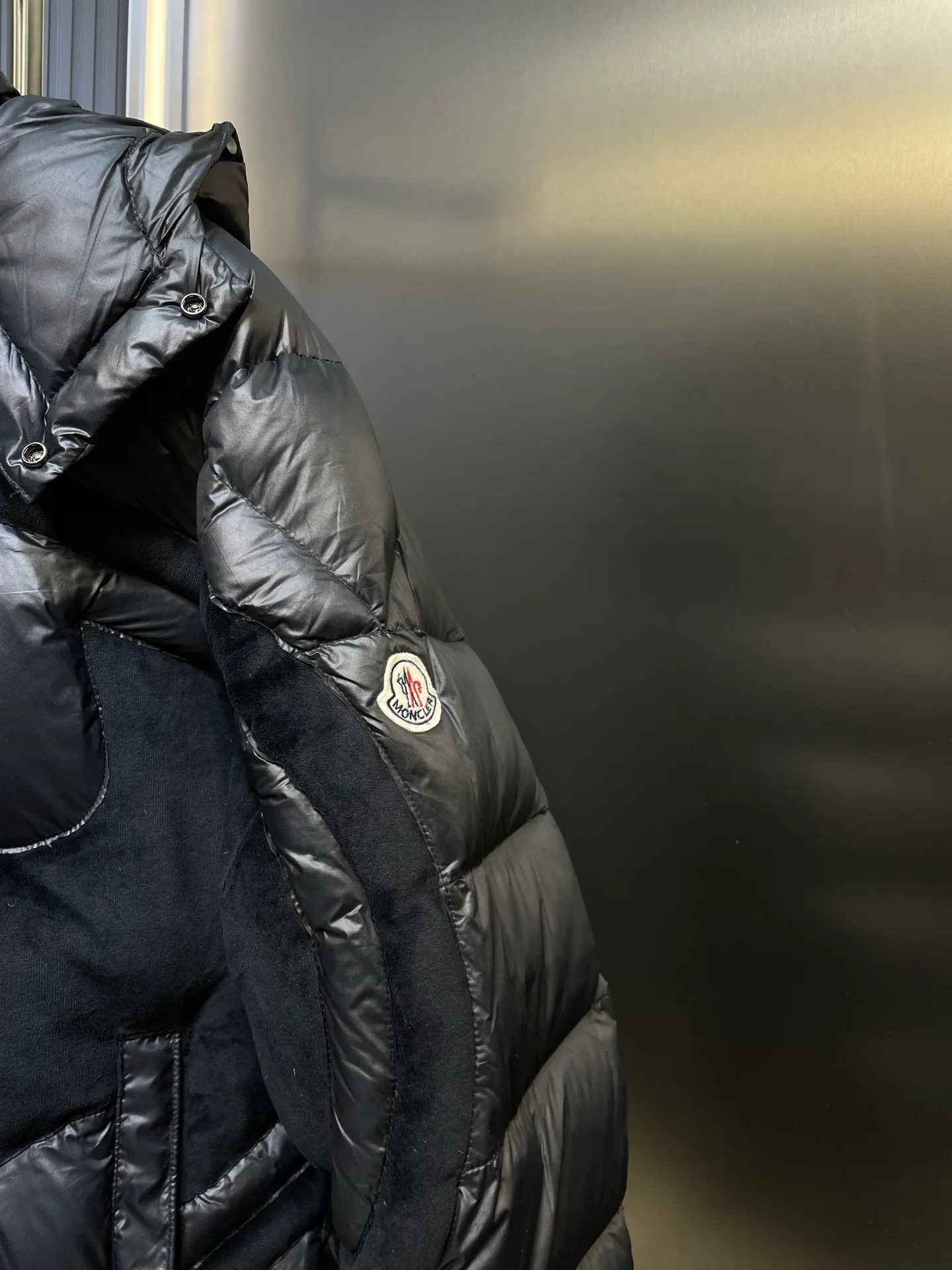 P1310 Moncler 🌟Batman Logo Down Jacket Customized high-grade carbon black coated windbreaker fabric with ink rhyme Customized Korean-yun flowing velvet knitted fabric Made of 400D calendered bile fabric National standard 95 white duck down (testing welcome) Full of down content, full of warmth, light and fluffy, ingeniously created a joint series, decorated with the Batman logo on the front, inspired by this famous superhero, highly recognizable The iconic Moncler embroidered logo appears on the sleeves, highlighting the brand's style and paying tribute to the classics. It is also an interpretation of modern fashion. It tightly locks in body temperature and enjoys warmth and comfort. It becomes the most intimate companion in winter. Process 1: Computer laser burning cutting uses high-energy laser beams to instantly melt the fabric fibers at high temperatures. Precise cutting and engraving on the fabric according to the original pattern. The edges are flat to achieve seamless splicing. It effectively prevents the penetration of cold wind and improves the warmth retention performance of the down jacket. Process 2: Computer mechanical down filling. First, make the liner paper pattern to determine the down filling area and determine the gram weight of down per square meter according to the original three-dimensional effect, thereby calculating the filling amount of each cut piece. The computer down filling machine uses a digital weighing unit to achieve stable measurement. Process 3: Computer template machine line running. The computer template machine line line process shows extremely high neatness and smoothness. The craftsman accurately controls the size during the operation to ensure that each row line meets the design requirements. The lines of the entire template are smooth and unified, neat and beautiful. Paving materials: Customized 1:1 Moncler buckle Customized 1:1 Moncler zipper piece Customized 1:1 Moncler adjustment buckle Customized 1:1 Moncler pendant Customized 1:1 Moncler machine eye Customized 1:1 Moncler embroidered logo Customized 1:1 Moncler trademark Function: Detachable and adjustable hood. Match as you like Size: 1 code 2 codes 3 codes 4 codes Style number: 24064-F20