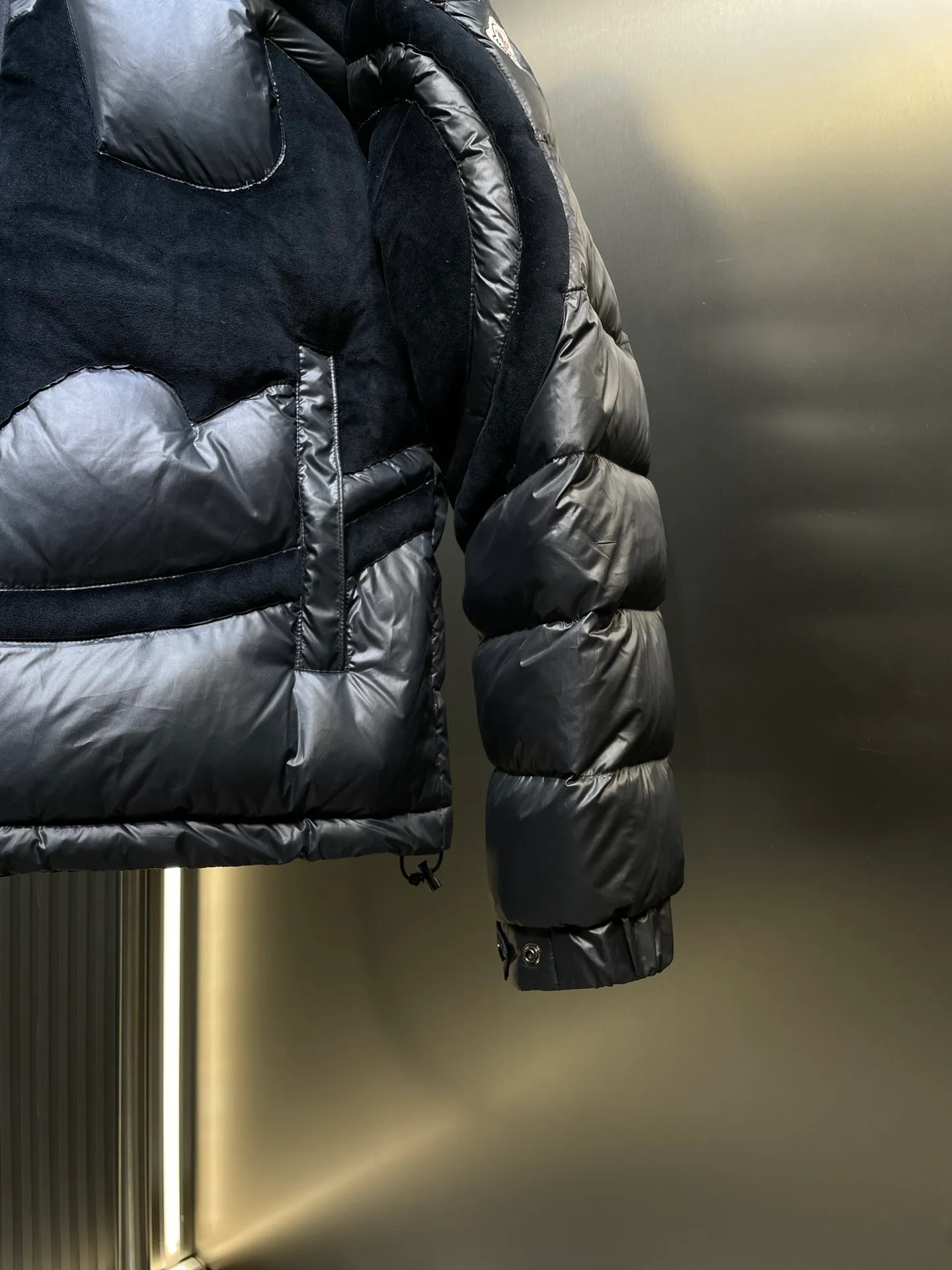 P1310 Moncler 🌟Batman Logo Down Jacket Customized high-grade carbon black coated windbreaker fabric with ink rhyme Customized Korean-yun flowing velvet knitted fabric Made of 400D calendered bile fabric National standard 95 white duck down (testing welcome) Full of down content, full of warmth, light and fluffy, ingeniously created a joint series, decorated with the Batman logo on the front, inspired by this famous superhero, highly recognizable The iconic Moncler embroidered logo appears on the sleeves, highlighting the brand's style and paying tribute to the classics. It is also an interpretation of modern fashion. It tightly locks in body temperature and enjoys warmth and comfort. It becomes the most intimate companion in winter. Process 1: Computer laser burning cutting uses high-energy laser beams to instantly melt the fabric fibers at high temperatures. Precise cutting and engraving on the fabric according to the original pattern. The edges are flat to achieve seamless splicing. It effectively prevents the penetration of cold wind and improves the warmth retention performance of the down jacket. Process 2: Computer mechanical down filling. First, make the liner paper pattern to determine the down filling area and determine the gram weight of down per square meter according to the original three-dimensional effect, thereby calculating the filling amount of each cut piece. The computer down filling machine uses a digital weighing unit to achieve stable measurement. Process 3: Computer template machine line running. The computer template machine line line process shows extremely high neatness and smoothness. The craftsman accurately controls the size during the operation to ensure that each row line meets the design requirements. The lines of the entire template are smooth and unified, neat and beautiful. Paving materials: Customized 1:1 Moncler buckle Customized 1:1 Moncler zipper piece Customized 1:1 Moncler adjustment buckle Customized 1:1 Moncler pendant Customized 1:1 Moncler machine eye Customized 1:1 Moncler embroidered logo Customized 1:1 Moncler trademark Function: Detachable and adjustable hood. Match as you like Size: 1 code 2 codes 3 codes 4 codes Style number: 24064-F20