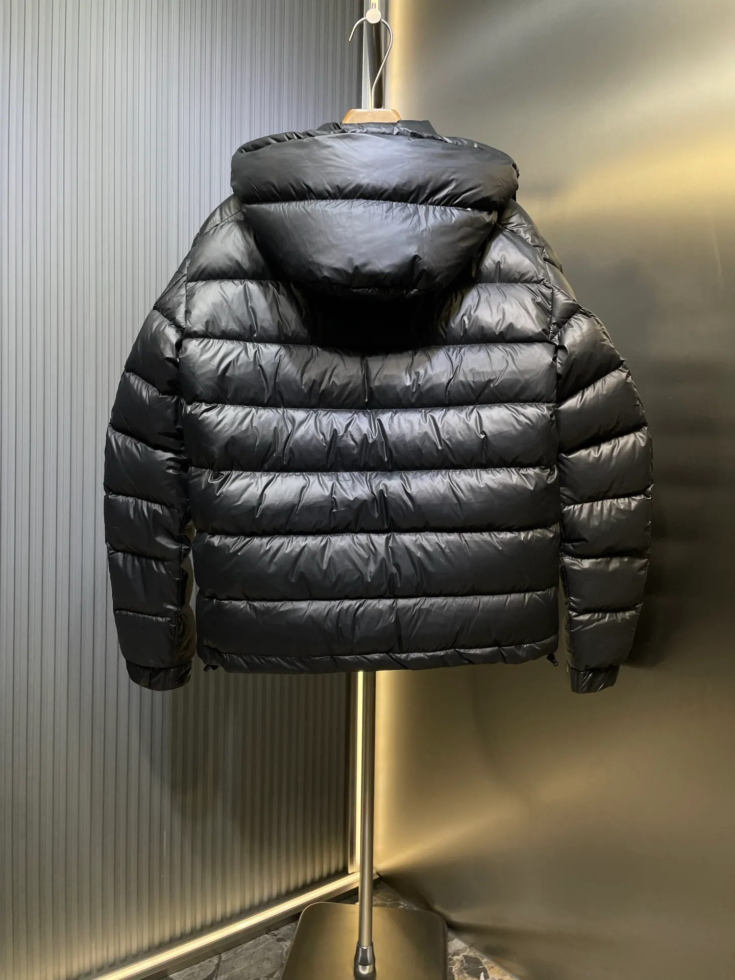 P1310 Moncler 🌟Batman Logo Down Jacket Customized high-grade carbon black coated windbreaker fabric with ink rhyme Customized Korean-yun flowing velvet knitted fabric Made of 400D calendered bile fabric National standard 95 white duck down (testing welcome) Full of down content, full of warmth, light and fluffy, ingeniously created a joint series, decorated with the Batman logo on the front, inspired by this famous superhero, highly recognizable The iconic Moncler embroidered logo appears on the sleeves, highlighting the brand's style and paying tribute to the classics. It is also an interpretation of modern fashion. It tightly locks in body temperature and enjoys warmth and comfort. It becomes the most intimate companion in winter. Process 1: Computer laser burning cutting uses high-energy laser beams to instantly melt the fabric fibers at high temperatures. Precise cutting and engraving on the fabric according to the original pattern. The edges are flat to achieve seamless splicing. It effectively prevents the penetration of cold wind and improves the warmth retention performance of the down jacket. Process 2: Computer mechanical down filling. First, make the liner paper pattern to determine the down filling area and determine the gram weight of down per square meter according to the original three-dimensional effect, thereby calculating the filling amount of each cut piece. The computer down filling machine uses a digital weighing unit to achieve stable measurement. Process 3: Computer template machine line running. The computer template machine line line process shows extremely high neatness and smoothness. The craftsman accurately controls the size during the operation to ensure that each row line meets the design requirements. The lines of the entire template are smooth and unified, neat and beautiful. Paving materials: Customized 1:1 Moncler buckle Customized 1:1 Moncler zipper piece Customized 1:1 Moncler adjustment buckle Customized 1:1 Moncler pendant Customized 1:1 Moncler machine eye Customized 1:1 Moncler embroidered logo Customized 1:1 Moncler trademark Function: Detachable and adjustable hood. Match as you like Size: 1 code 2 codes 3 codes 4 codes Style number: 24064-F20