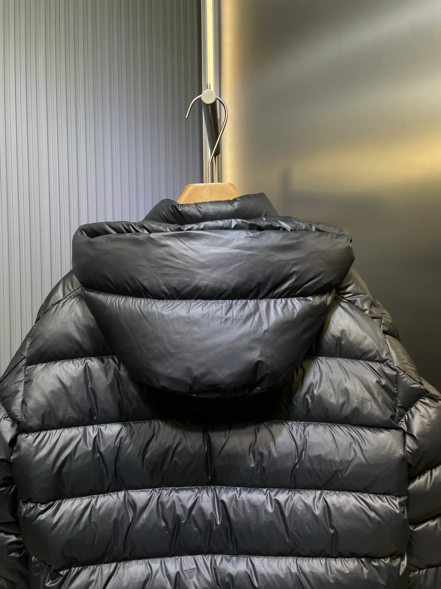 P1310 Moncler 🌟Batman Logo Down Jacket Customized high-grade carbon black coated windbreaker fabric with ink rhyme Customized Korean-yun flowing velvet knitted fabric Made of 400D calendered bile fabric National standard 95 white duck down (testing welcome) Full of down content, full of warmth, light and fluffy, ingeniously created a joint series, decorated with the Batman logo on the front, inspired by this famous superhero, highly recognizable The iconic Moncler embroidered logo appears on the sleeves, highlighting the brand's style and paying tribute to the classics. It is also an interpretation of modern fashion. It tightly locks in body temperature and enjoys warmth and comfort. It becomes the most intimate companion in winter. Process 1: Computer laser burning cutting uses high-energy laser beams to instantly melt the fabric fibers at high temperatures. Precise cutting and engraving on the fabric according to the original pattern. The edges are flat to achieve seamless splicing. It effectively prevents the penetration of cold wind and improves the warmth retention performance of the down jacket. Process 2: Computer mechanical down filling. First, make the liner paper pattern to determine the down filling area and determine the gram weight of down per square meter according to the original three-dimensional effect, thereby calculating the filling amount of each cut piece. The computer down filling machine uses a digital weighing unit to achieve stable measurement. Process 3: Computer template machine line running. The computer template machine line line process shows extremely high neatness and smoothness. The craftsman accurately controls the size during the operation to ensure that each row line meets the design requirements. The lines of the entire template are smooth and unified, neat and beautiful. Paving materials: Customized 1:1 Moncler buckle Customized 1:1 Moncler zipper piece Customized 1:1 Moncler adjustment buckle Customized 1:1 Moncler pendant Customized 1:1 Moncler machine eye Customized 1:1 Moncler embroidered logo Customized 1:1 Moncler trademark Function: Detachable and adjustable hood. Match as you like Size: 1 code 2 codes 3 codes 4 codes Style number: 24064-F20