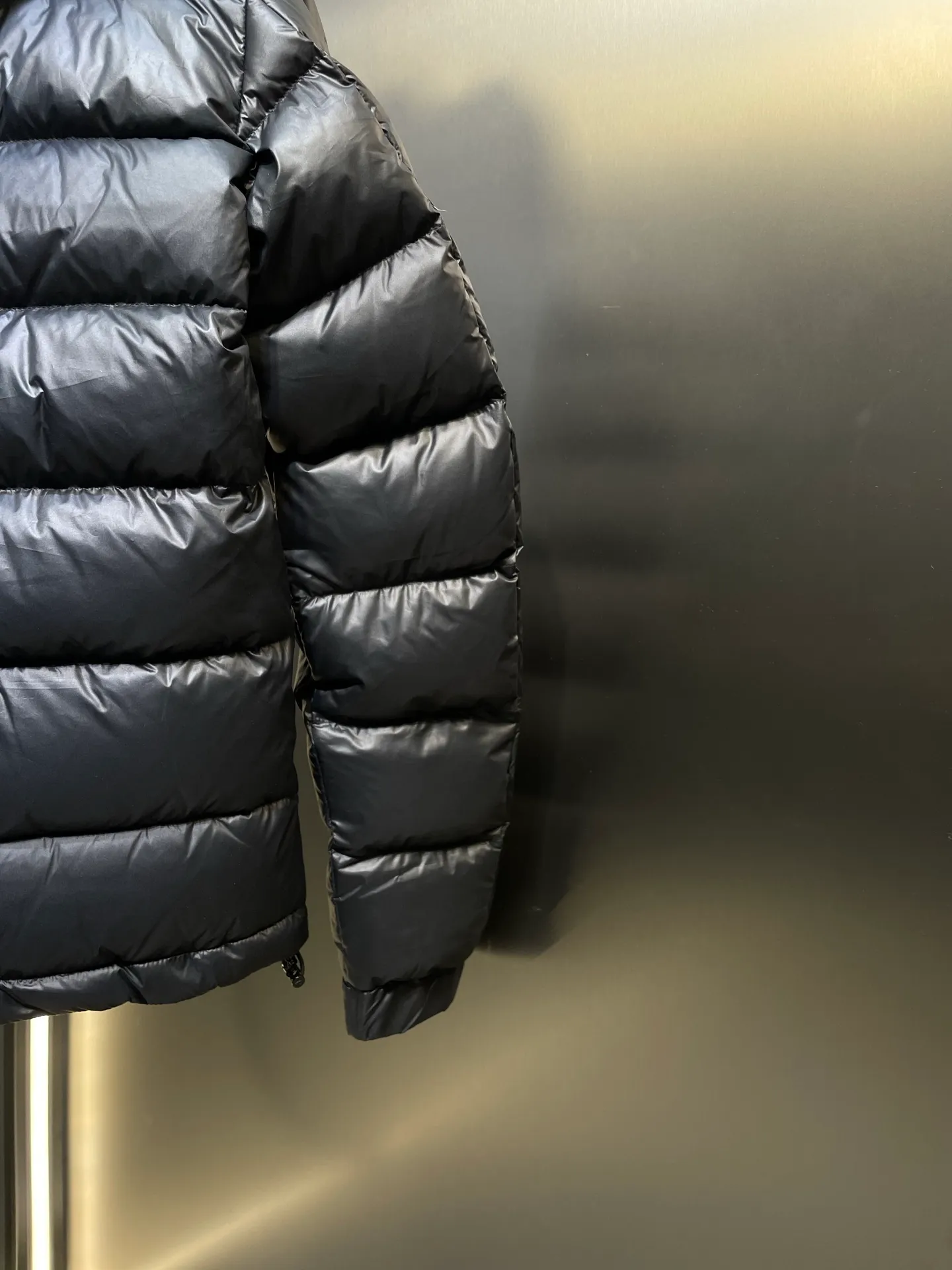 P1310 Moncler 🌟Batman Logo Down Jacket Customized high-grade carbon black coated windbreaker fabric with ink rhyme Customized Korean-yun flowing velvet knitted fabric Made of 400D calendered bile fabric National standard 95 white duck down (testing welcome) Full of down content, full of warmth, light and fluffy, ingeniously created a joint series, decorated with the Batman logo on the front, inspired by this famous superhero, highly recognizable The iconic Moncler embroidered logo appears on the sleeves, highlighting the brand's style and paying tribute to the classics. It is also an interpretation of modern fashion. It tightly locks in body temperature and enjoys warmth and comfort. It becomes the most intimate companion in winter. Process 1: Computer laser burning cutting uses high-energy laser beams to instantly melt the fabric fibers at high temperatures. Precise cutting and engraving on the fabric according to the original pattern. The edges are flat to achieve seamless splicing. It effectively prevents the penetration of cold wind and improves the warmth retention performance of the down jacket. Process 2: Computer mechanical down filling. First, make the liner paper pattern to determine the down filling area and determine the gram weight of down per square meter according to the original three-dimensional effect, thereby calculating the filling amount of each cut piece. The computer down filling machine uses a digital weighing unit to achieve stable measurement. Process 3: Computer template machine line running. The computer template machine line line process shows extremely high neatness and smoothness. The craftsman accurately controls the size during the operation to ensure that each row line meets the design requirements. The lines of the entire template are smooth and unified, neat and beautiful. Paving materials: Customized 1:1 Moncler buckle Customized 1:1 Moncler zipper piece Customized 1:1 Moncler adjustment buckle Customized 1:1 Moncler pendant Customized 1:1 Moncler machine eye Customized 1:1 Moncler embroidered logo Customized 1:1 Moncler trademark Function: Detachable and adjustable hood. Match as you like Size: 1 code 2 codes 3 codes 4 codes Style number: 24064-F20