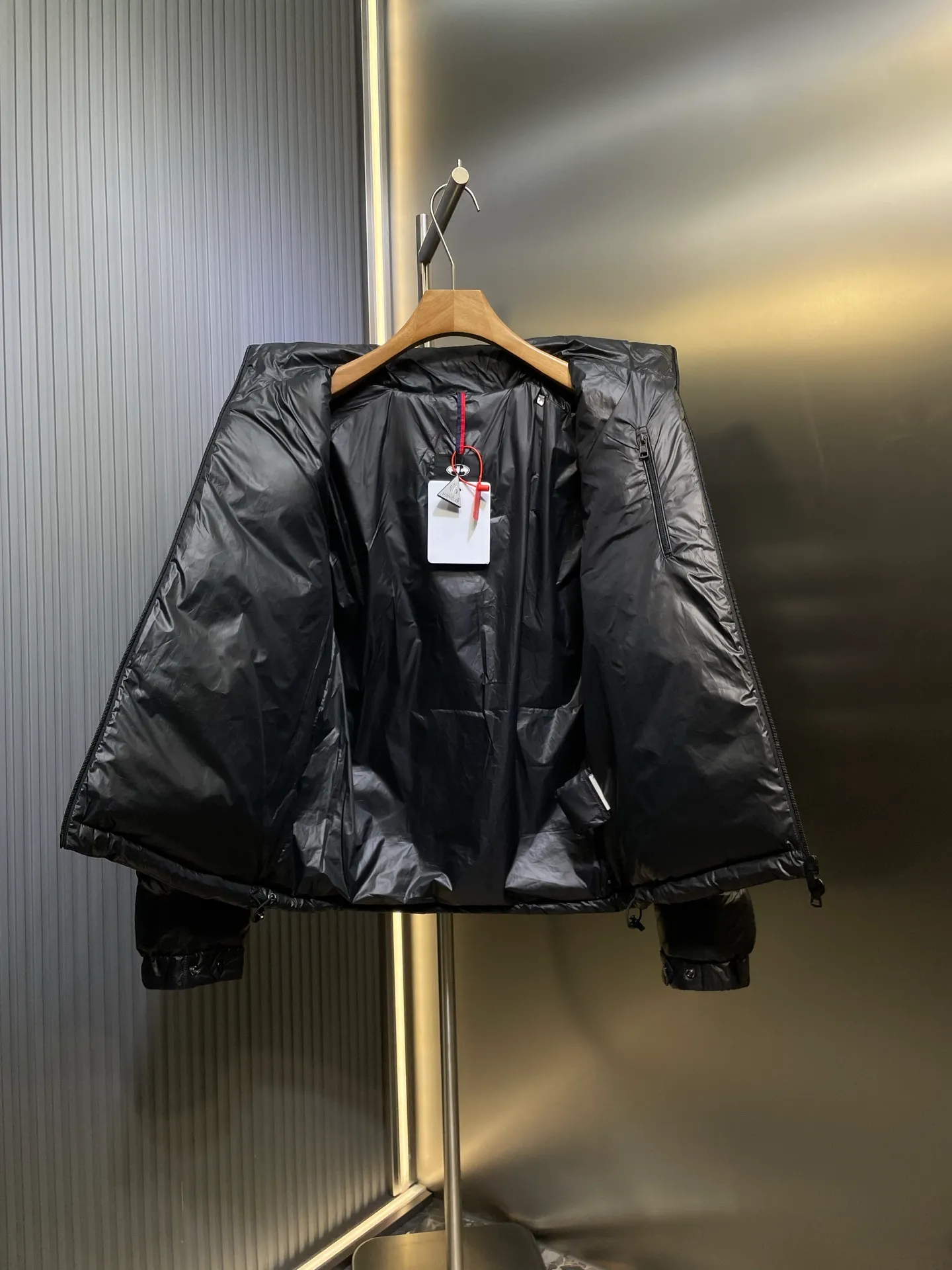 P1310 Moncler 🌟Batman Logo Down Jacket Customized high-grade carbon black coated windbreaker fabric with ink rhyme Customized Korean-yun flowing velvet knitted fabric Made of 400D calendered bile fabric National standard 95 white duck down (testing welcome) Full of down content, full of warmth, light and fluffy, ingeniously created a joint series, decorated with the Batman logo on the front, inspired by this famous superhero, highly recognizable The iconic Moncler embroidered logo appears on the sleeves, highlighting the brand's style and paying tribute to the classics. It is also an interpretation of modern fashion. It tightly locks in body temperature and enjoys warmth and comfort. It becomes the most intimate companion in winter. Process 1: Computer laser burning cutting uses high-energy laser beams to instantly melt the fabric fibers at high temperatures. Precise cutting and engraving on the fabric according to the original pattern. The edges are flat to achieve seamless splicing. It effectively prevents the penetration of cold wind and improves the warmth retention performance of the down jacket. Process 2: Computer mechanical down filling. First, make the liner paper pattern to determine the down filling area and determine the gram weight of down per square meter according to the original three-dimensional effect, thereby calculating the filling amount of each cut piece. The computer down filling machine uses a digital weighing unit to achieve stable measurement. Process 3: Computer template machine line running. The computer template machine line line process shows extremely high neatness and smoothness. The craftsman accurately controls the size during the operation to ensure that each row line meets the design requirements. The lines of the entire template are smooth and unified, neat and beautiful. Paving materials: Customized 1:1 Moncler buckle Customized 1:1 Moncler zipper piece Customized 1:1 Moncler adjustment buckle Customized 1:1 Moncler pendant Customized 1:1 Moncler machine eye Customized 1:1 Moncler embroidered logo Customized 1:1 Moncler trademark Function: Detachable and adjustable hood. Match as you like Size: 1 code 2 codes 3 codes 4 codes Style number: 24064-F20