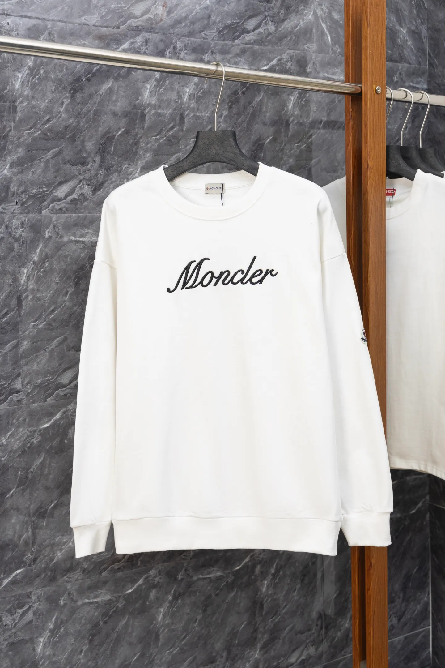 P210 Model No. J0166 MONCLER hooded sweatshirt with classic letter embroidery over the mouth. Made of 460g terry fabric with clear lines. Original order customization 1:1 with smooth and delicate lines. Better hand feel. Not easy to deform, not easy to shrink, not easy to fade. Maintains long-lasting beauty. Color Black White Size S-XL