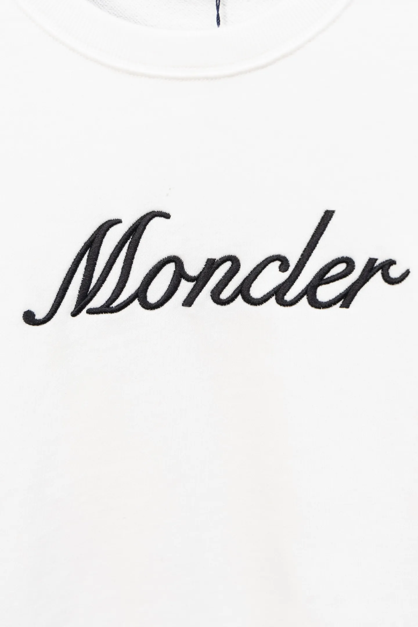 P210 Model No. J0166 MONCLER hooded sweatshirt with classic letter embroidery over the mouth. Made of 460g terry fabric with clear lines. Original order customization 1:1 with smooth and delicate lines. Better hand feel. Not easy to deform, not easy to shrink, not easy to fade. Maintains long-lasting beauty. Color Black White Size S-XL