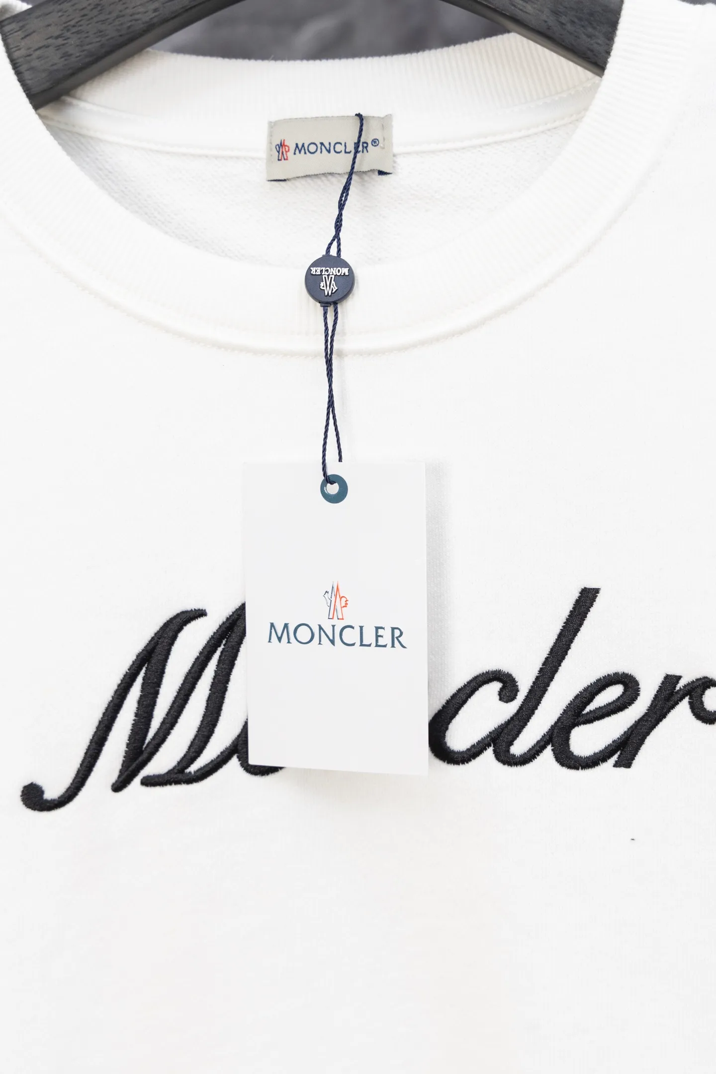 P210 Model No. J0166 MONCLER hooded sweatshirt with classic letter embroidery over the mouth. Made of 460g terry fabric with clear lines. Original order customization 1:1 with smooth and delicate lines. Better hand feel. Not easy to deform, not easy to shrink, not easy to fade. Maintains long-lasting beauty. Color Black White Size S-XL