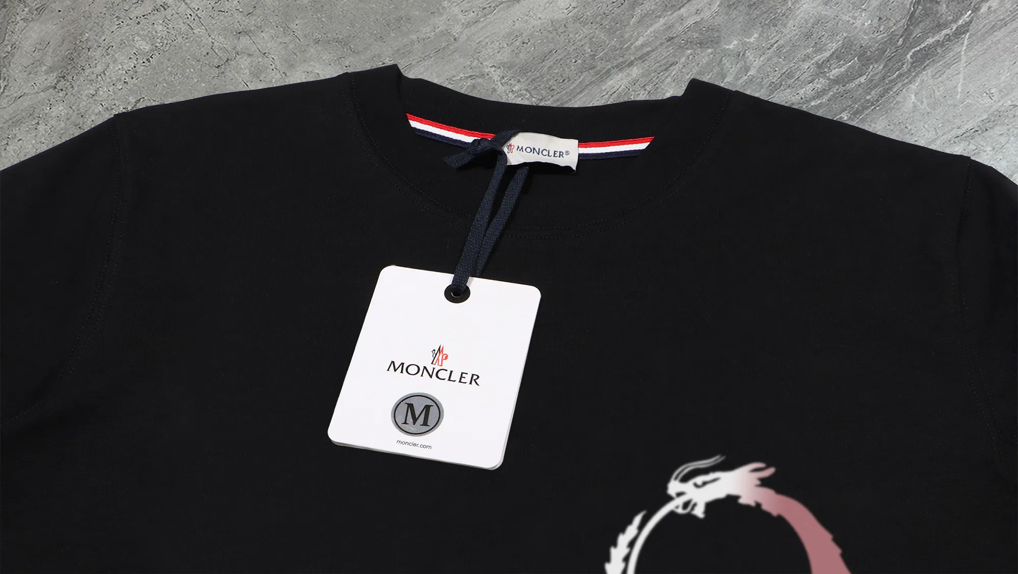 P210 High-version sweatshirt) [Long-term stock] 〖𝐌𝐎𝐍𝐂𝐋𝐄𝐑~Mask〗 Made of 440g heavy-weight fabric. It is different from the market currency. It can be matched with any variety and is properly handsome. 😎The whole dress is made of double waistcoats. The double waistcoats make the whole dress more three-dimensional. Not ordinary factories can do such fine work. 2025 Spring runway version of the T stage, on sale at the counter, round neck terry sweatshirt, high-end double-strand pure cotton, custom-made stretch ribs, dyed in the same vat, complete with three standards, matched with exquisite embroidered LOGO on the chest, simple and advanced, same style for men and women. Color: black, apricot, white, size: S M L XL 2XL