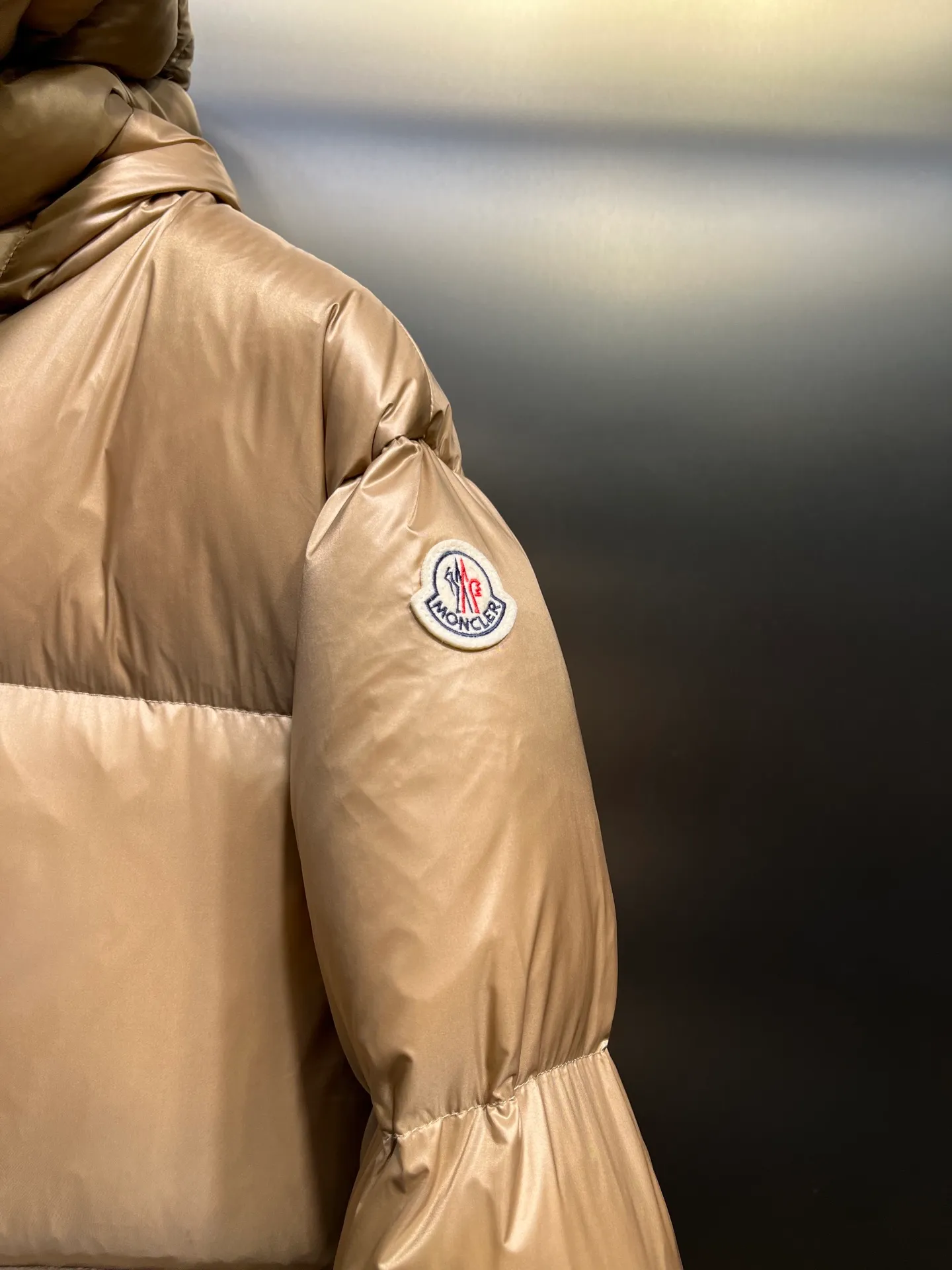 P900 moncler 🌟 Moner - Borey women's 2-in-1 short down can be used as a classic down or as a cloak. It is a practical and easy-to-wear item; stand-up collar hooded two-wear down. Customized yb fabric accessories, warm and fashionable. The splicing design has a particularly cloudy feel. The quality of workmanship depends on the details! Made of lightweight light nylon material, it features luxurious and lustrous features. It has adjustable sleeves that can be worn as a poncho when opened. The hood design comes from the classic Parker series and features an oversized silhouette, which is fashionable and warm. Size: 012