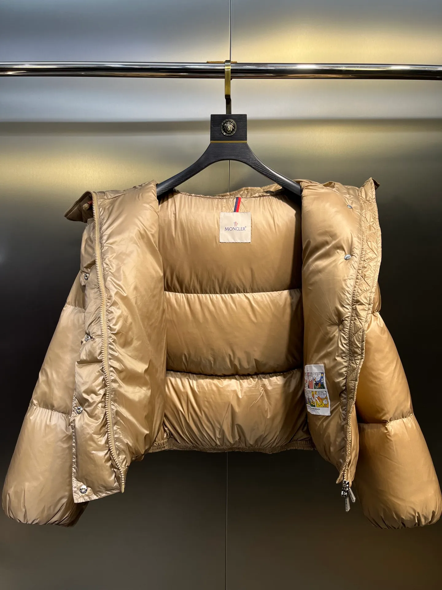 P900 moncler 🌟 Moner - Borey women's 2-in-1 short down can be used as a classic down or as a cloak. It is a practical and easy-to-wear item; stand-up collar hooded two-wear down. Customized yb fabric accessories, warm and fashionable. The splicing design has a particularly cloudy feel. The quality of workmanship depends on the details! Made of lightweight light nylon material, it features luxurious and lustrous features. It has adjustable sleeves that can be worn as a poncho when opened. The hood design comes from the classic Parker series and features an oversized silhouette, which is fashionable and warm. Size: 012