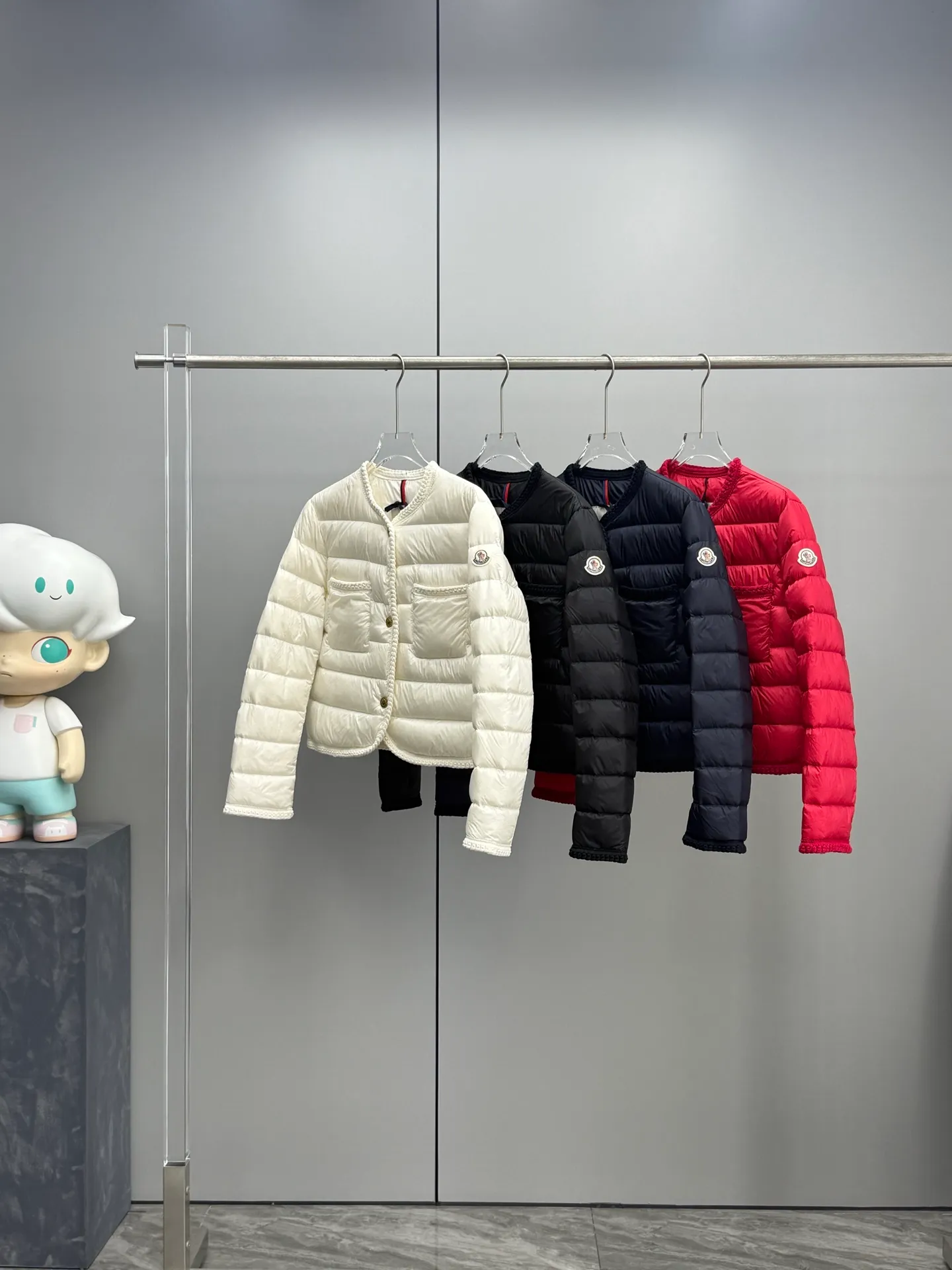 P780 Moncler 2025 New ARISTEO Women's Small Fragrance Style Thin Down Jacket Aristeo Women's Small Fragrance Style Short Down Jacket Classic Style Highlights Elegant Aesthetic Style The Lightweight Upper Body Shows Long Legs The Round Neck Design Modifies the Face 99 White Goose Down Filling Original Hardware Reproduction Heavy Knitted Lace Hemming Lightweight Design Easy to Wear Color: Black Off-White Navy Blue Red Size: 0-1-2-3