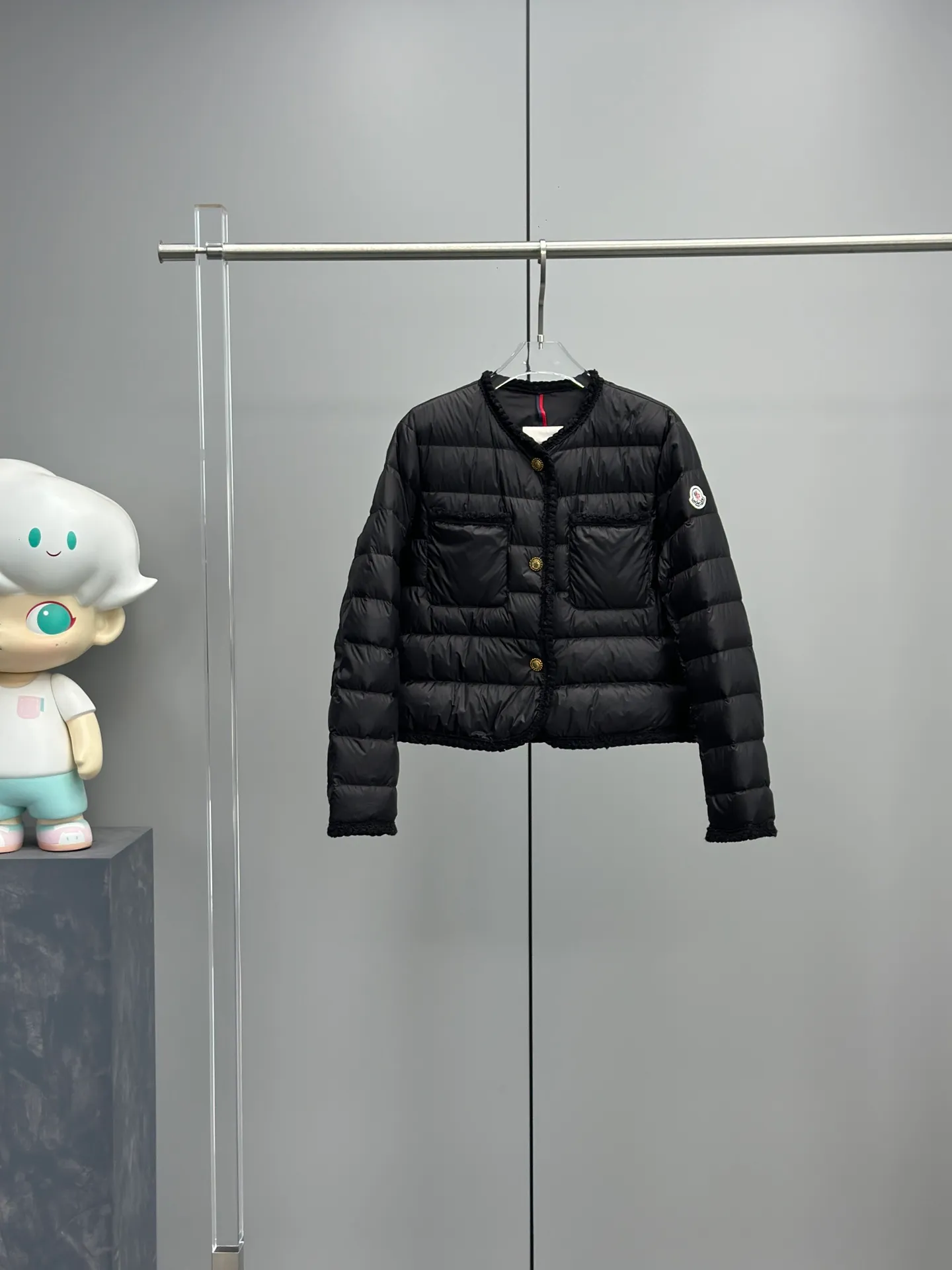 P780 Moncler 2025 New ARISTEO Women's Small Fragrance Style Thin Down Jacket Aristeo Women's Small Fragrance Style Short Down Jacket Classic Style Highlights Elegant Aesthetic Style The Lightweight Upper Body Shows Long Legs The Round Neck Design Modifies the Face 99 White Goose Down Filling Original Hardware Reproduction Heavy Knitted Lace Hemming Lightweight Design Easy to Wear Color: Black Off-White Navy Blue Red Size: 0-1-2-3