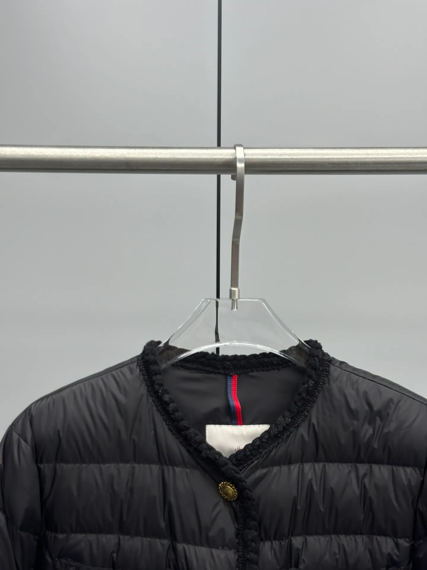P780 Moncler 2025 New ARISTEO Women's Small Fragrance Style Thin Down Jacket Aristeo Women's Small Fragrance Style Short Down Jacket Classic Style Highlights Elegant Aesthetic Style The Lightweight Upper Body Shows Long Legs The Round Neck Design Modifies the Face 99 White Goose Down Filling Original Hardware Reproduction Heavy Knitted Lace Hemming Lightweight Design Easy to Wear Color: Black Off-White Navy Blue Red Size: 0-1-2-3