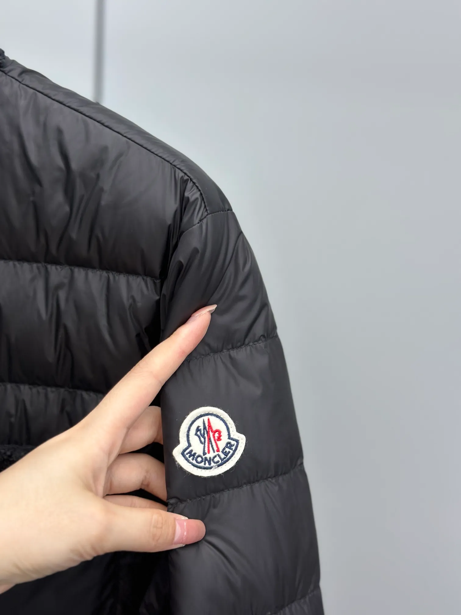 P780 Moncler 2025 New ARISTEO Women's Small Fragrance Style Thin Down Jacket Aristeo Women's Small Fragrance Style Short Down Jacket Classic Style Highlights Elegant Aesthetic Style The Lightweight Upper Body Shows Long Legs The Round Neck Design Modifies the Face 99 White Goose Down Filling Original Hardware Reproduction Heavy Knitted Lace Hemming Lightweight Design Easy to Wear Color: Black Off-White Navy Blue Red Size: 0-1-2-3