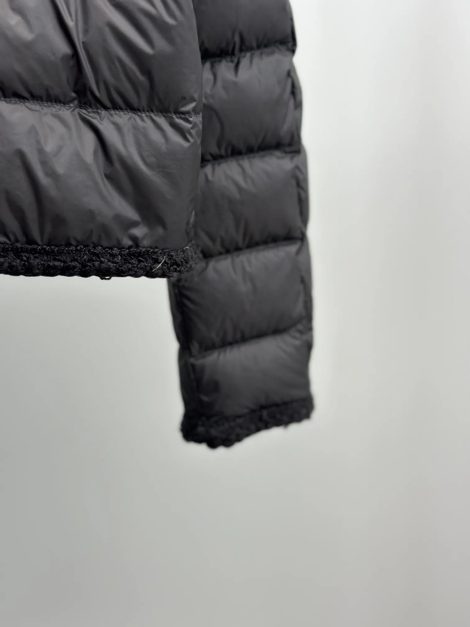 P780 Moncler 2025 New ARISTEO Women's Small Fragrance Style Thin Down Jacket Aristeo Women's Small Fragrance Style Short Down Jacket Classic Style Highlights Elegant Aesthetic Style The Lightweight Upper Body Shows Long Legs The Round Neck Design Modifies the Face 99 White Goose Down Filling Original Hardware Reproduction Heavy Knitted Lace Hemming Lightweight Design Easy to Wear Color: Black Off-White Navy Blue Red Size: 0-1-2-3