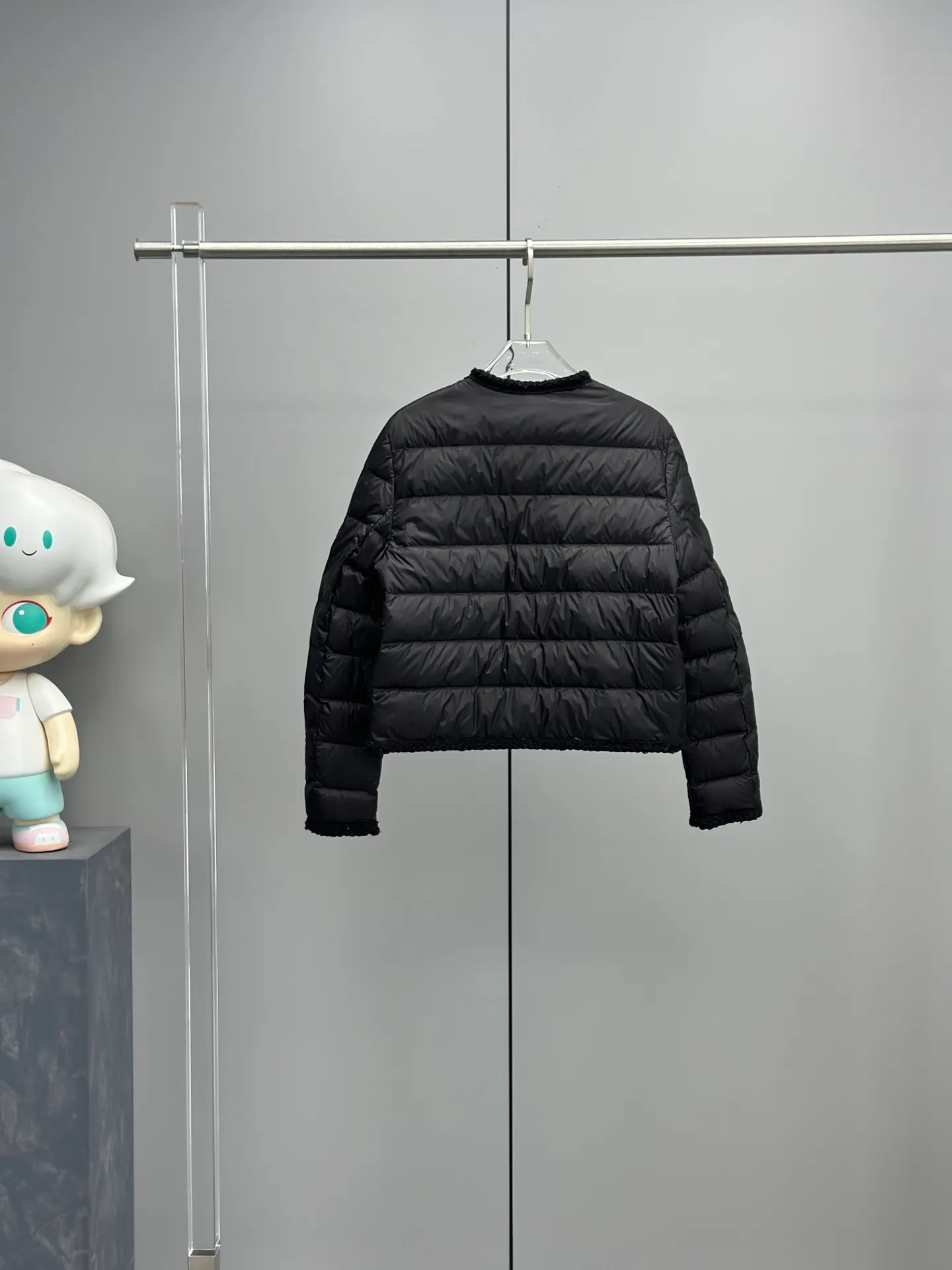 P780 Moncler 2025 New ARISTEO Women's Small Fragrance Style Thin Down Jacket Aristeo Women's Small Fragrance Style Short Down Jacket Classic Style Highlights Elegant Aesthetic Style The Lightweight Upper Body Shows Long Legs The Round Neck Design Modifies the Face 99 White Goose Down Filling Original Hardware Reproduction Heavy Knitted Lace Hemming Lightweight Design Easy to Wear Color: Black Off-White Navy Blue Red Size: 0-1-2-3