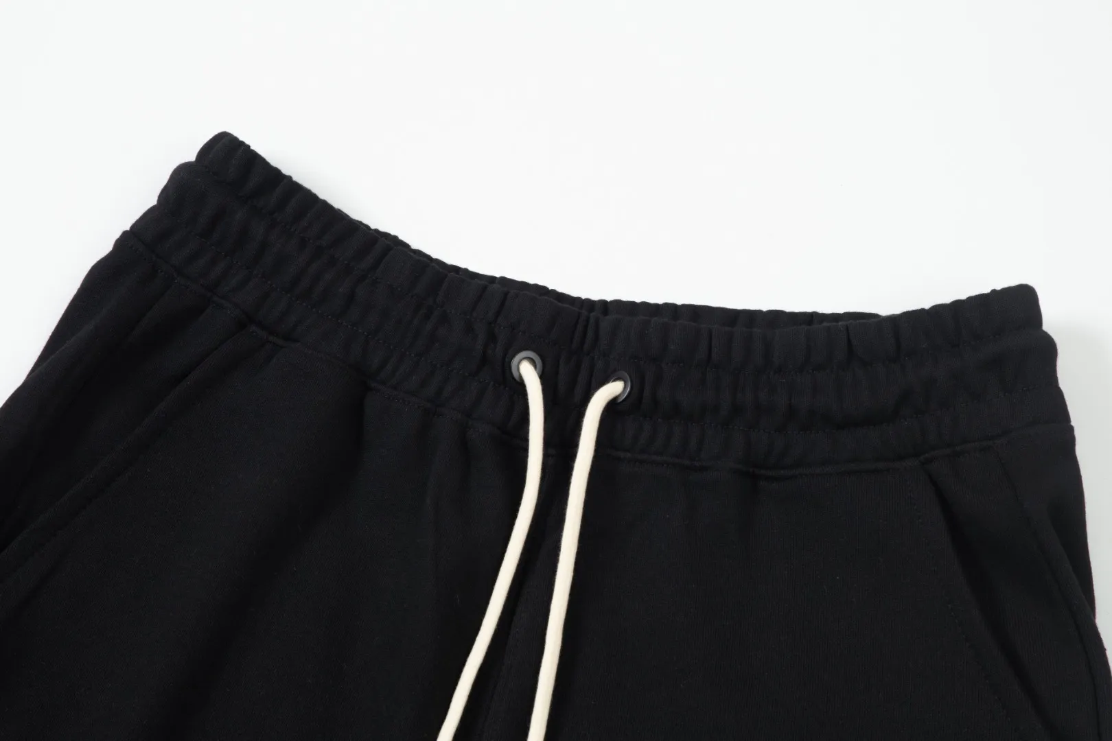 P230 (top version, currency difference) ✨Moncler/Moncler SS show style Slim-fitting lines and simple printed letter Logo trendy shorts for men and women Compatible with all body shapes Black and white drawstring design on the waist elastic band Customized drawstring pockets with diagonal pocket design on both sides There is also a small pocket on the back Color: black gray Size S-XL
