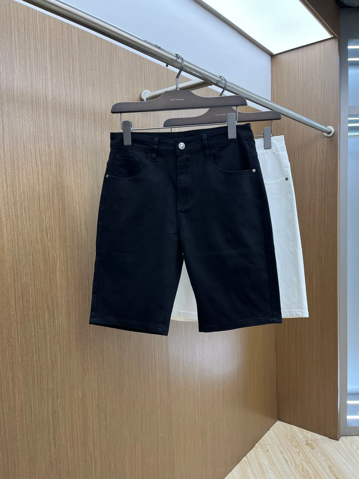 P270 🌸🌸 Moncler elastic slimming straight-leg pants, denim shorts, thin!  Very high-quality, stretch jeans can also be very comfortable... Super stretch and super handsome jeans! Heavy wash water elasticity...! You will be amazed by the clever design of these jeans! ! A pair of jeans cut from original cloth, light color, unique charm, made of high-quality cotton fabric, with frayed design and patch embroidery embellishment details. The fabric is comfortable, soft and can be matched casually. The comfort represents its interpretation of fashion and leisure. The details reflect the brand's pursuit of quality, with a bit of a hedonist flavor. It pays great attention to details and restores the texture of top-grade hardware. . Showing a sense of luxury and fashion. . Very worth buying. Size: Size: 29-38. . (No 35, 37)