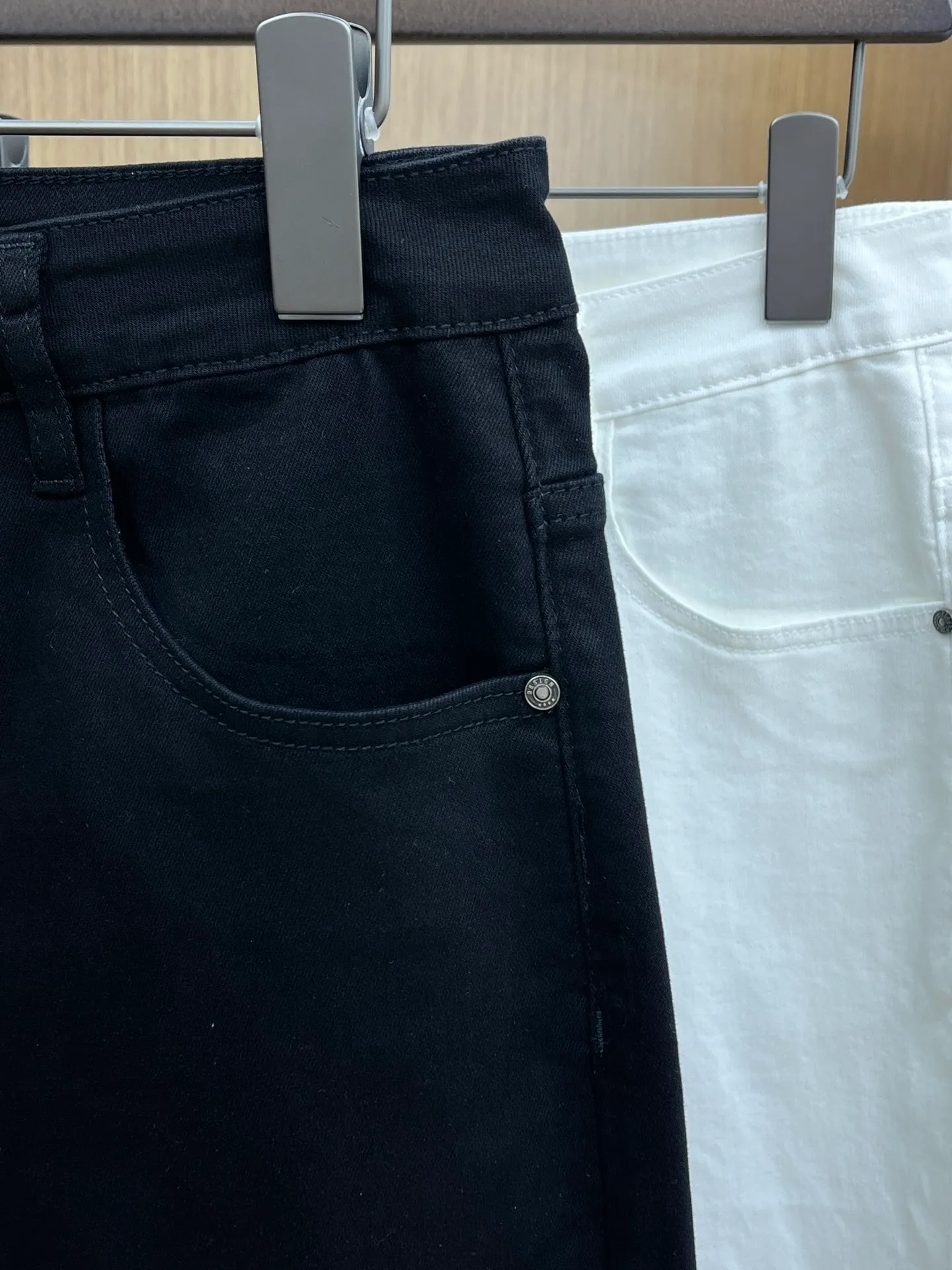 P270 🌸🌸 Moncler elastic slimming straight-leg pants, denim shorts, thin!  Very high-quality, stretch jeans can also be very comfortable... Super stretch and super handsome jeans! Heavy wash water elasticity...! You will be amazed by the clever design of these jeans! ! A pair of jeans cut from original cloth, light color, unique charm, made of high-quality cotton fabric, with frayed design and patch embroidery embellishment details. The fabric is comfortable, soft and can be matched casually. The comfort represents its interpretation of fashion and leisure. The details reflect the brand's pursuit of quality, with a bit of a hedonist flavor. It pays great attention to details and restores the texture of top-grade hardware. . Showing a sense of luxury and fashion. . Very worth buying. Size: Size: 29-38. . (No 35, 37)