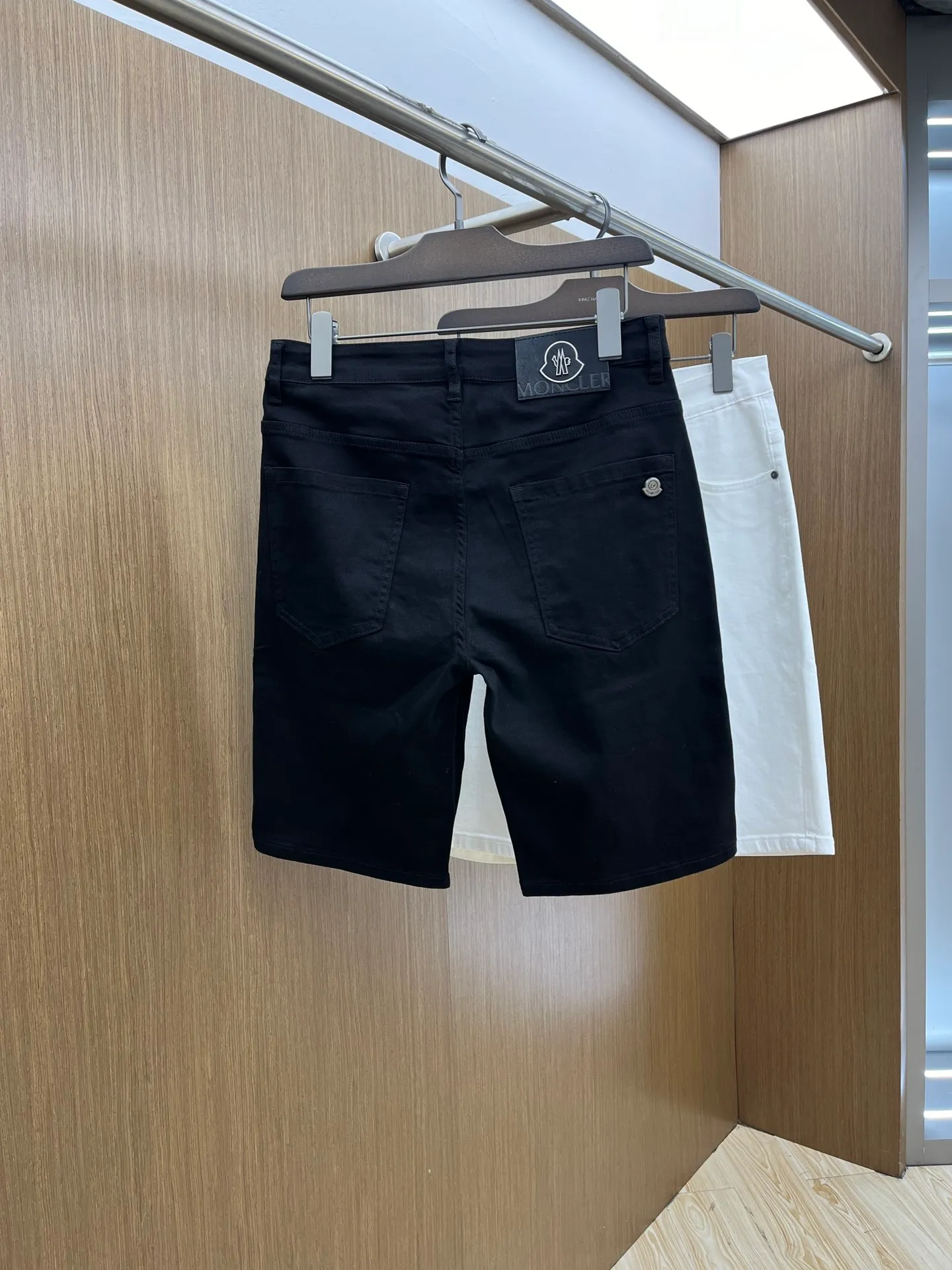 P270 🌸🌸 Moncler elastic slimming straight-leg pants, denim shorts, thin!  Very high-quality, stretch jeans can also be very comfortable... Super stretch and super handsome jeans! Heavy wash water elasticity...! You will be amazed by the clever design of these jeans! ! A pair of jeans cut from original cloth, light color, unique charm, made of high-quality cotton fabric, with frayed design and patch embroidery embellishment details. The fabric is comfortable, soft and can be matched casually. The comfort represents its interpretation of fashion and leisure. The details reflect the brand's pursuit of quality, with a bit of a hedonist flavor. It pays great attention to details and restores the texture of top-grade hardware. . Showing a sense of luxury and fashion. . Very worth buying. Size: Size: 29-38. . (No 35, 37)
