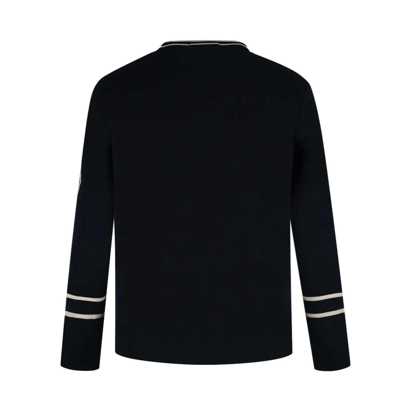 P440 Exclusive supply] Moncler color-blocked collar knitted sweater (black). The original version was purchased and developed at 5550. It is spun with custom-dyed black pure cotton yarn, and the computer plate-making positioning jacquard black and white color-blocked collar pattern. Made with imported 16-needle knitting machine. The small mark on the arm is embroidered with red and blue insignia using a BEHRINGER imported embroidery machine, and then a Czech sewing machine is used to sew the upper body side by side. Size:M/L/XL/XXL