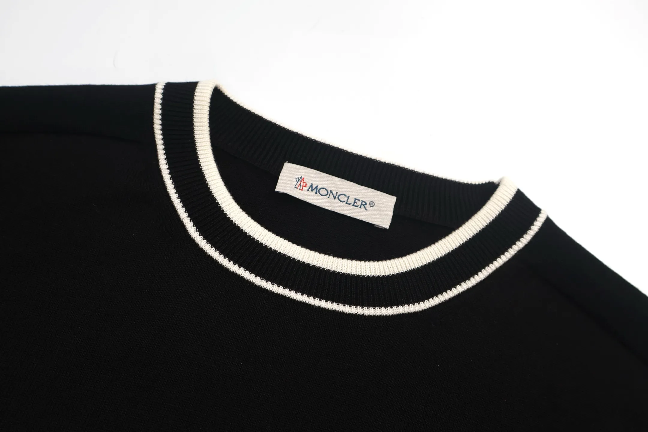 P440 Exclusive supply] Moncler color-blocked collar knitted sweater (black). The original version was purchased and developed at 5550. It is spun with custom-dyed black pure cotton yarn, and the computer plate-making positioning jacquard black and white color-blocked collar pattern. Made with imported 16-needle knitting machine. The small mark on the arm is embroidered with red and blue insignia using a BEHRINGER imported embroidery machine, and then a Czech sewing machine is used to sew the upper body side by side. Size:M/L/XL/XXL
