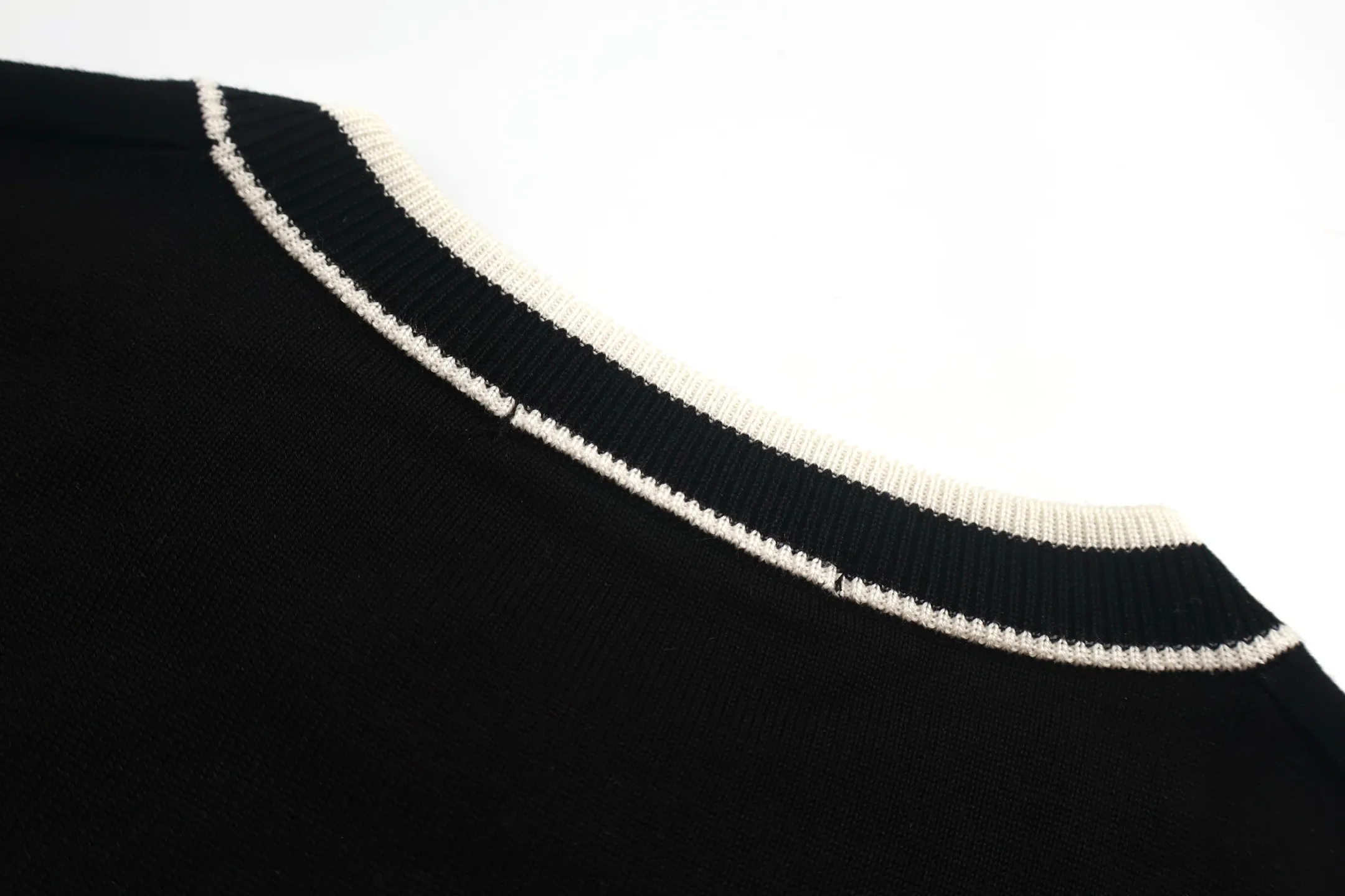 P440 Exclusive supply] Moncler color-blocked collar knitted sweater (black). The original version was purchased and developed at 5550. It is spun with custom-dyed black pure cotton yarn, and the computer plate-making positioning jacquard black and white color-blocked collar pattern. Made with imported 16-needle knitting machine. The small mark on the arm is embroidered with red and blue insignia using a BEHRINGER imported embroidery machine, and then a Czech sewing machine is used to sew the upper body side by side. Size:M/L/XL/XXL