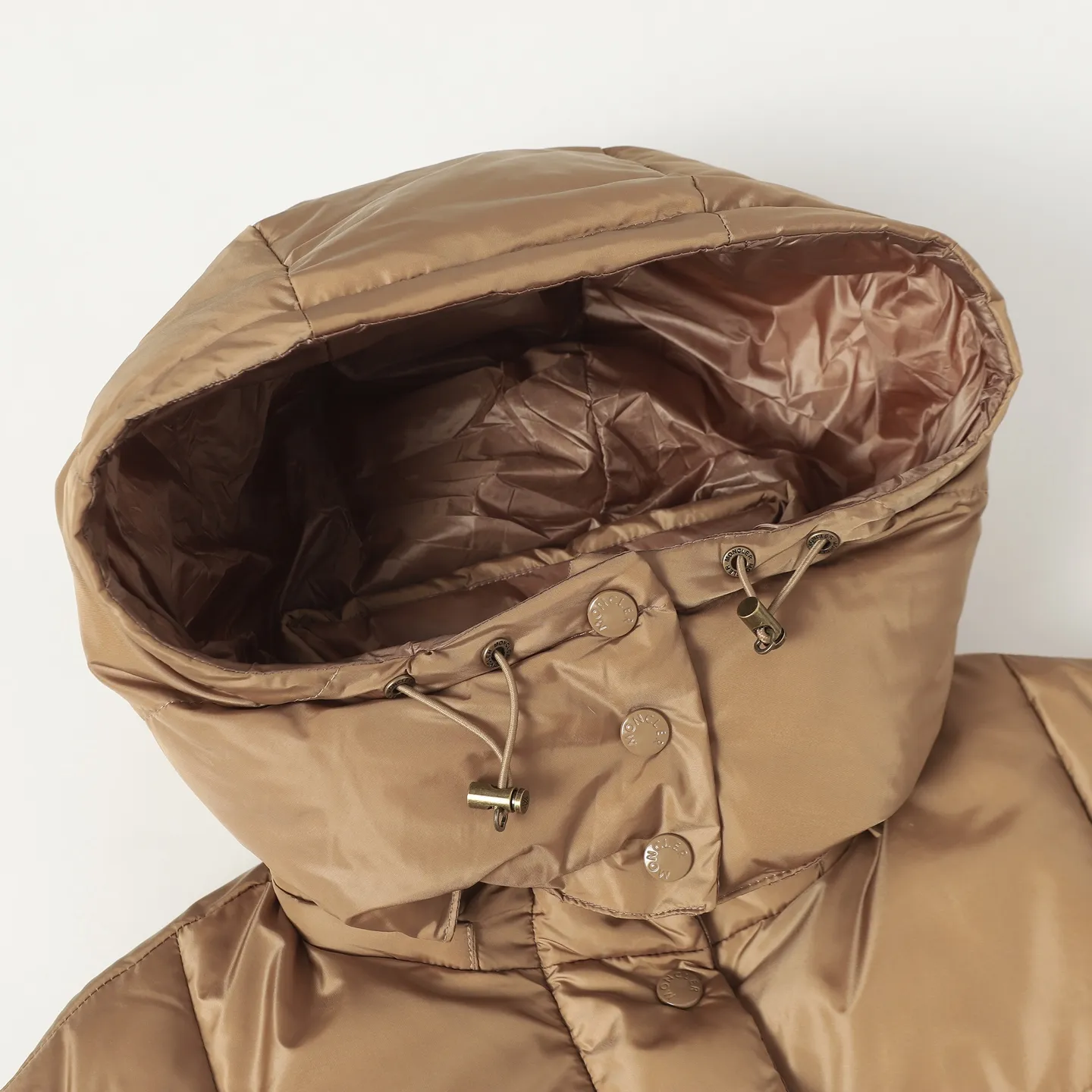 P920 Moncler/Moncler's new Ige hooded women's down jacket is made of longue saison fabric and is suitable for mild weather. This nylon fabric is warm without being bulky. Short design, with a classic hooded silhouette, and a waist design to create a smooth and feminine look. Made of longuesaison fabric. Longuesaison lining. Filled with down. Color: black/coffee Size: 0123