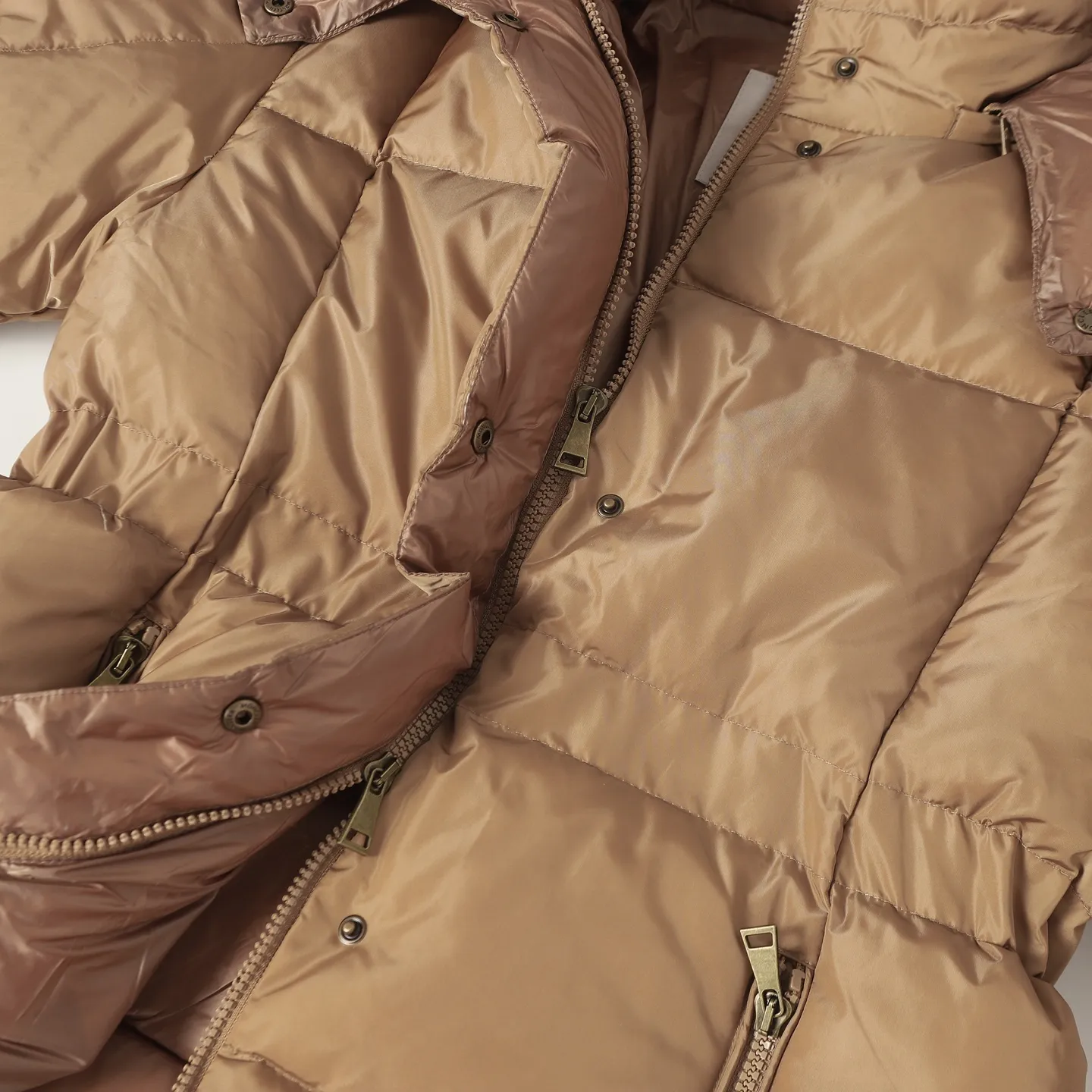 P920 Moncler/Moncler's new Ige hooded women's down jacket is made of longue saison fabric and is suitable for mild weather. This nylon fabric is warm without being bulky. Short design, with a classic hooded silhouette, and a waist design to create a smooth and feminine look. Made of longuesaison fabric. Longuesaison lining. Filled with down. Color: black/coffee Size: 0123