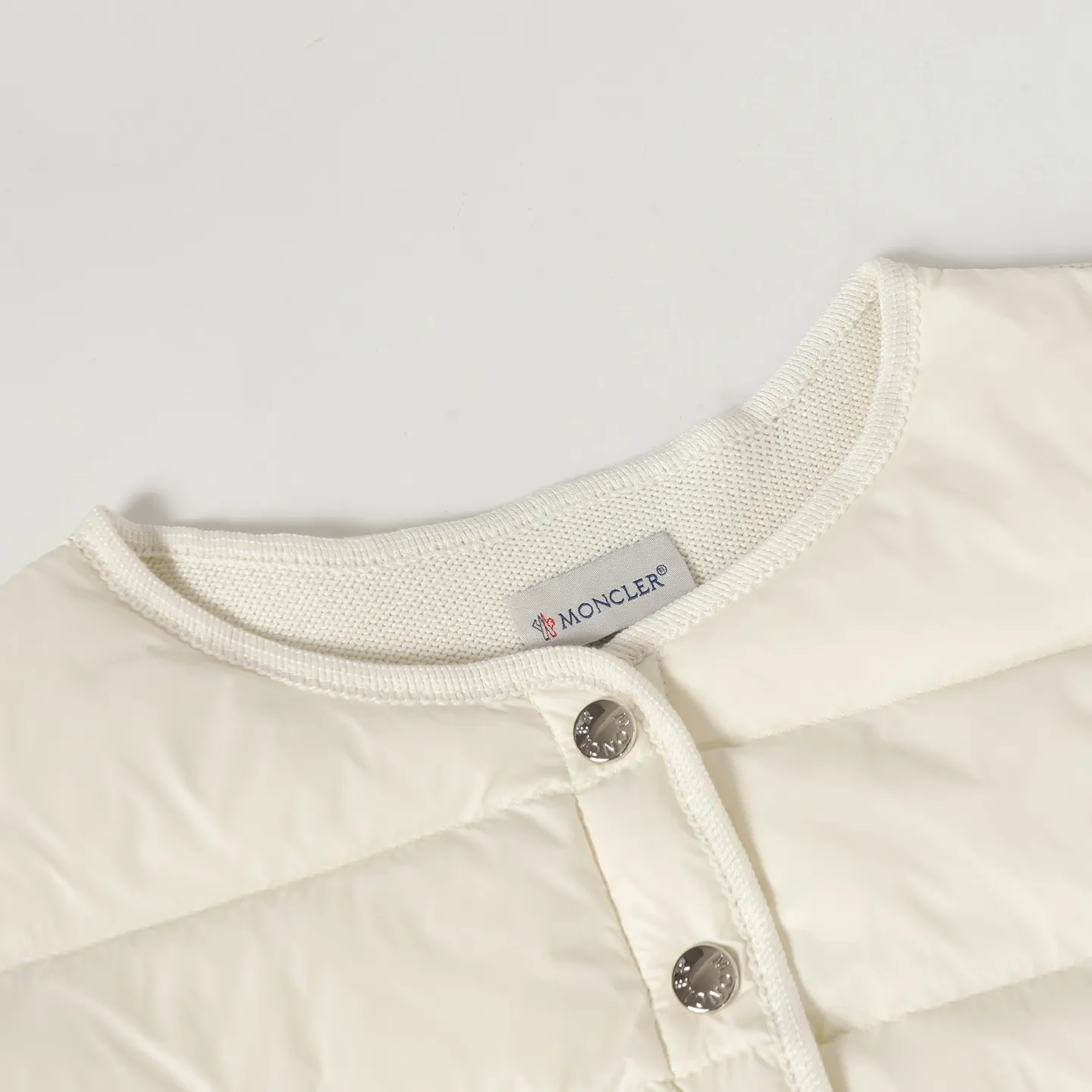 P640 Moncler/Moncler's new knitted splicing down jacket. Moncler always has an elegant and high-end charm. It is beautiful and grand when worn. Even down can be worn with a sense of fashion and high-end. Always wear warmth to show elegance and grandeur. Half-filled down jacket, small waisted half-filled down jacket, an excellent choice for transitional seasons. A close-fitting companion for sports, can be worn as a base or alone. Color: black/pink/beige Size: S M L
