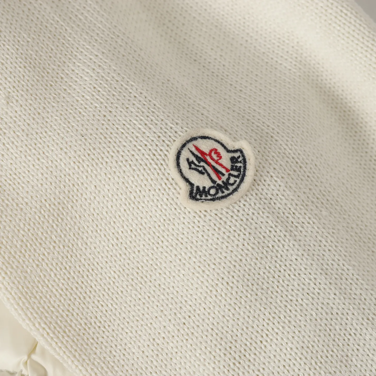 P640 Moncler/Moncler's new knitted splicing down jacket. Moncler always has an elegant and high-end charm. It is beautiful and grand when worn. Even down can be worn with a sense of fashion and high-end. Always wear warmth to show elegance and grandeur. Half-filled down jacket, small waisted half-filled down jacket, an excellent choice for transitional seasons. A close-fitting companion for sports, can be worn as a base or alone. Color: black/pink/beige Size: S M L