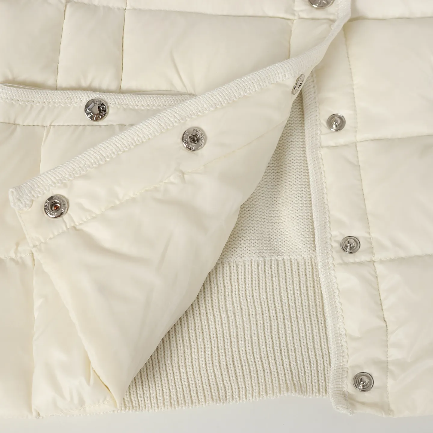P640 Moncler/Moncler's new knitted splicing down jacket. Moncler always has an elegant and high-end charm. It is beautiful and grand when worn. Even down can be worn with a sense of fashion and high-end. Always wear warmth to show elegance and grandeur. Half-filled down jacket, small waisted half-filled down jacket, an excellent choice for transitional seasons. A close-fitting companion for sports, can be worn as a base or alone. Color: black/pink/beige Size: S M L