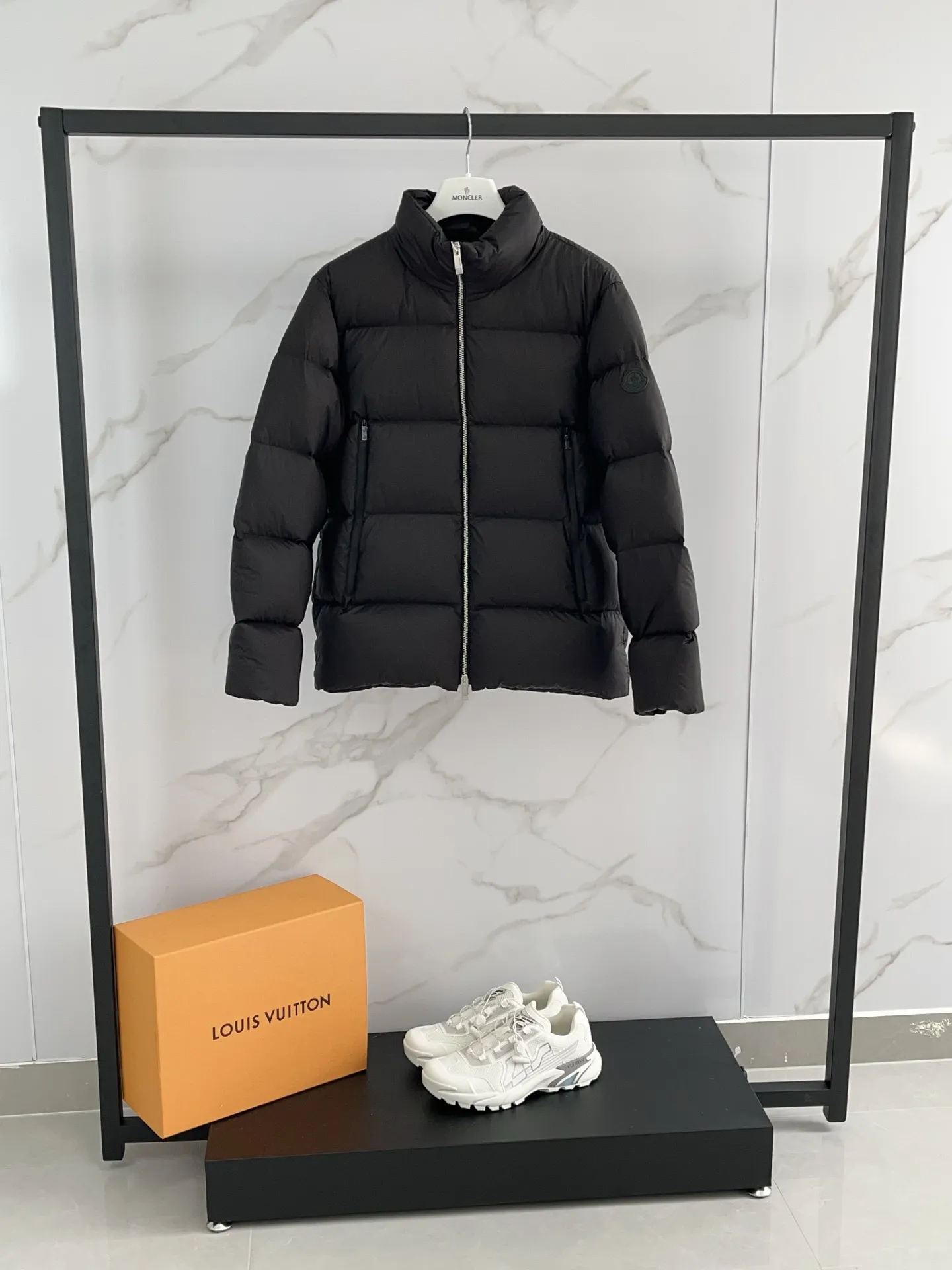 P1100 🆕❤️25 Moncler’s new Tarn men’s short down jacket Tarn down jacket cleverly combines the protection of functional fabrics with the comfort of natural fabrics. Short design made from soft nylon fabric that's lightweight and functional. Modern design with a loose fit and bold proportions. Size: 12345 Color: Black Light Beige Buy now👉
